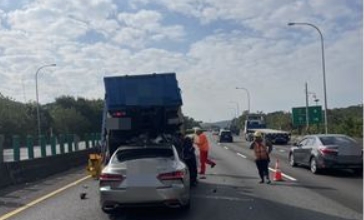 稍早國道1號南下銅鑼路段發生3車連環撞事故。（翻攝畫面）