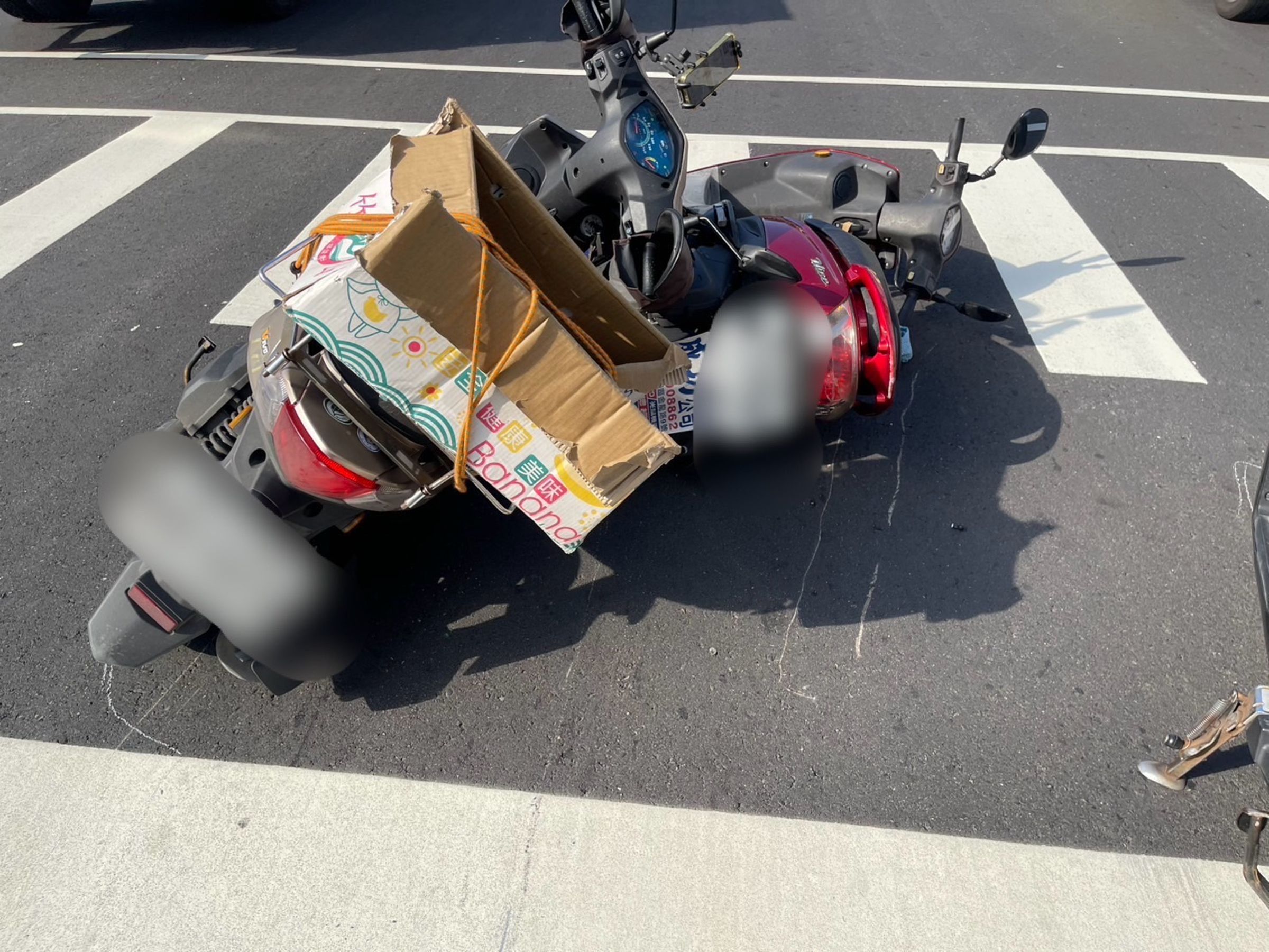 事故造成3名機車騎士輕傷，機車也多處損壞。（翻攝畫面）
