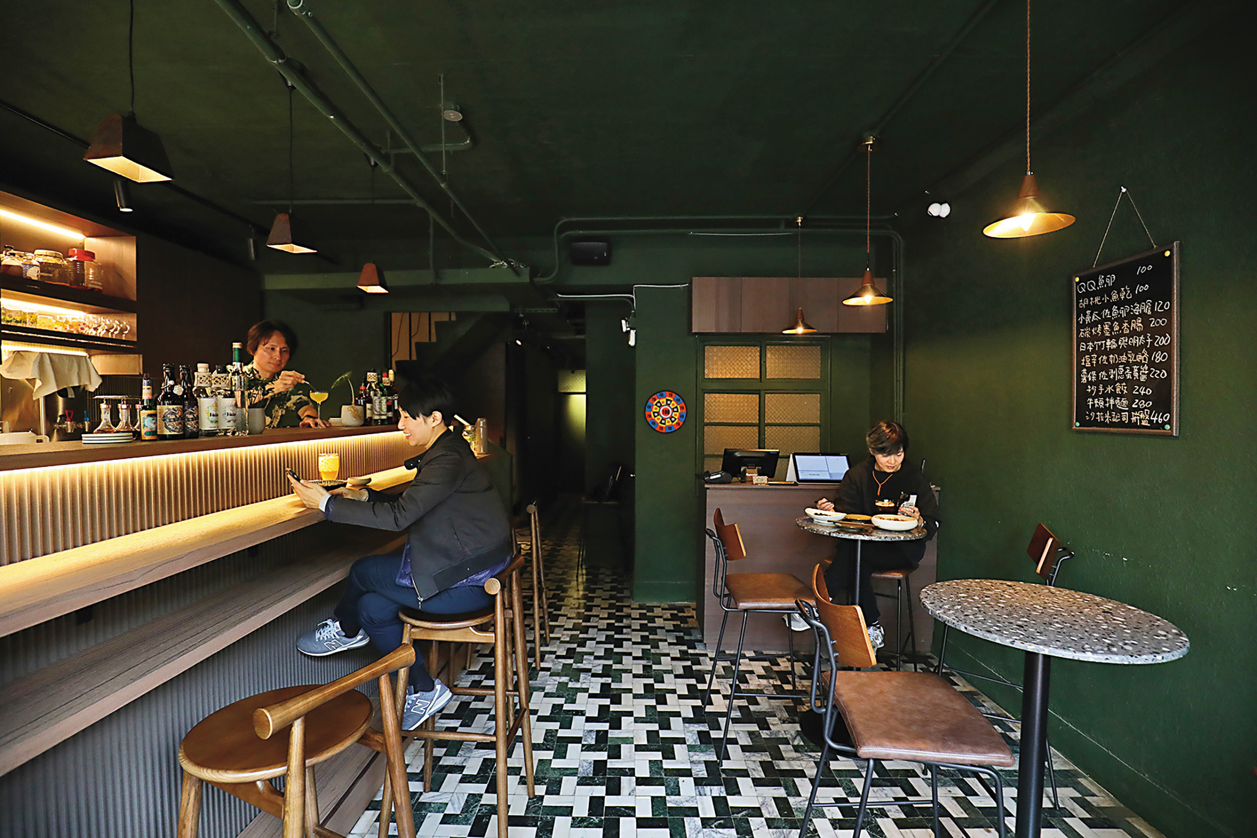 「AURA」酒吧室內空間保留了老眷舍的地板，並融入摩登元素，希望打造成眷村裡的客廳。