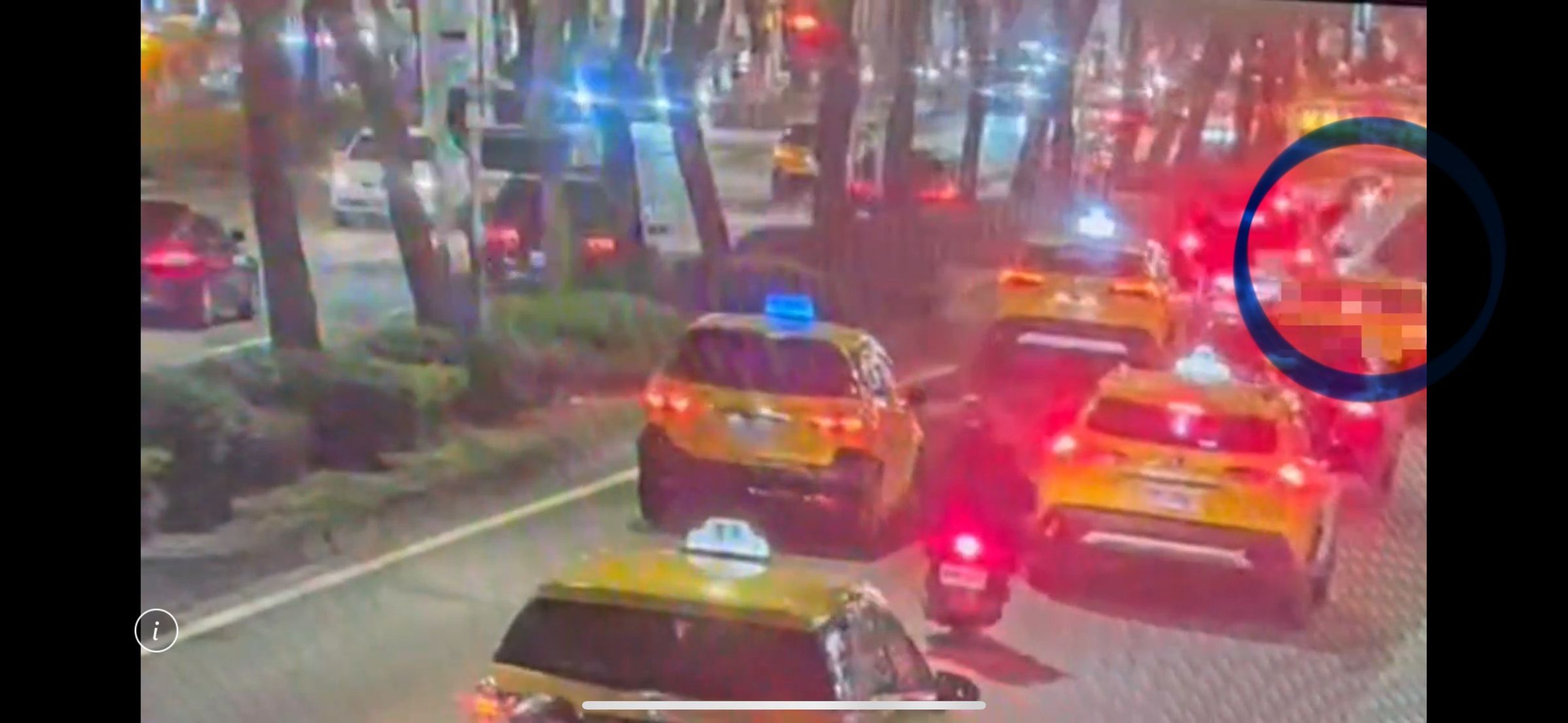 張嘉玲搭乘的車輛今晚因追撞前車而側翻。（翻攝畫面）