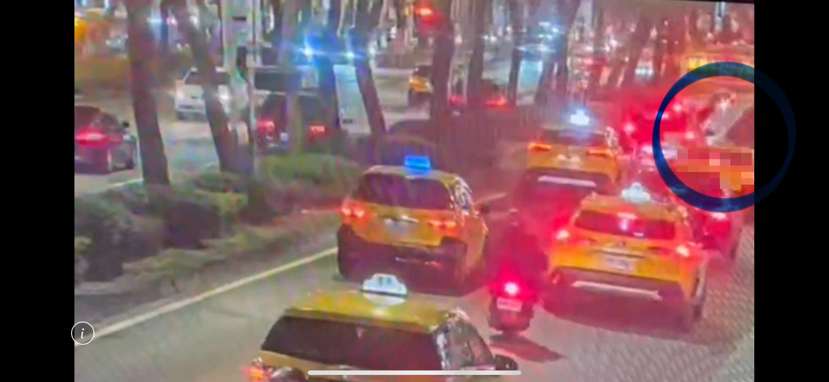 張嘉玲搭乘的車輛今晚因追撞前車而側翻。（翻攝畫面）