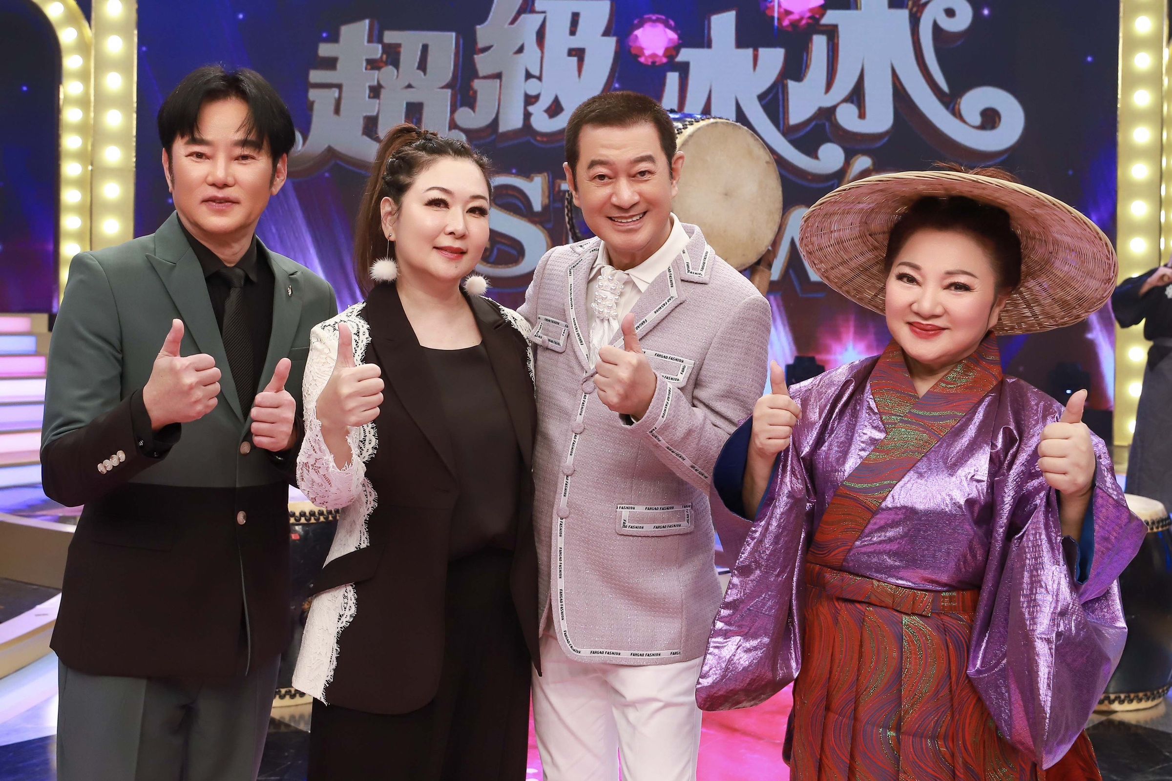 陽帆（左起）、張秀卿、蔡小虎、白冰冰錄影合影。（民視提供）