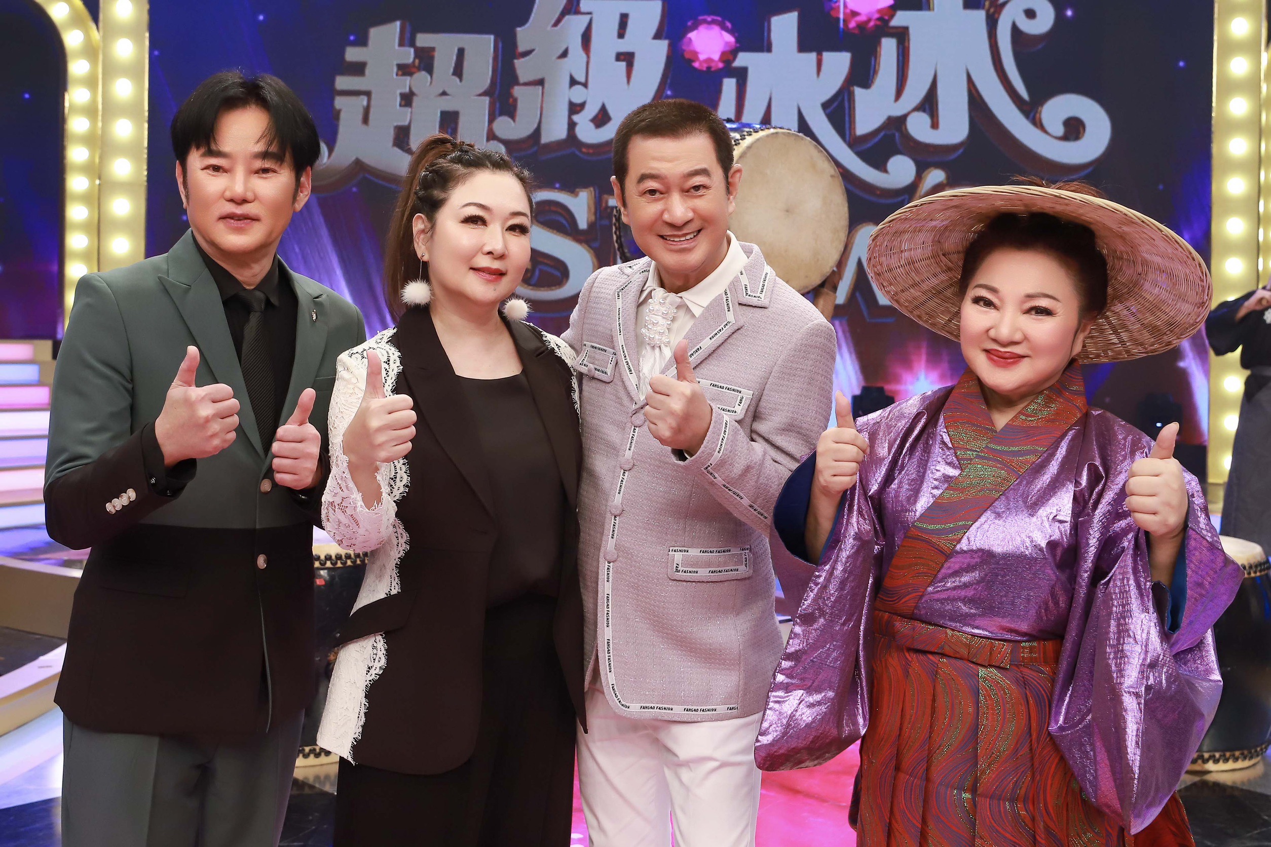 陽帆（左起）、張秀卿、蔡小虎、白冰冰錄影合影。（民視提供）