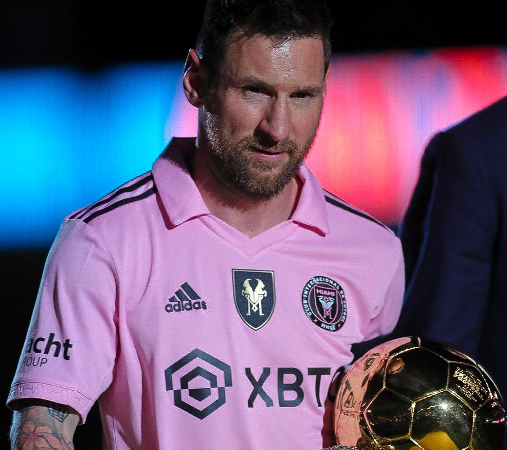 阿根廷足球天王梅西赴香港參加友誼賽，但整場坐冷板凳，球迷氣炸。（翻攝自X@idextratime）