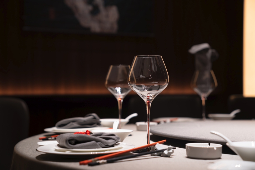 尾牙與春酒文化近年引發爭議,不少上班族質疑被迫上台表演已偏離犒賞初衷。(示意圖/東方IC)