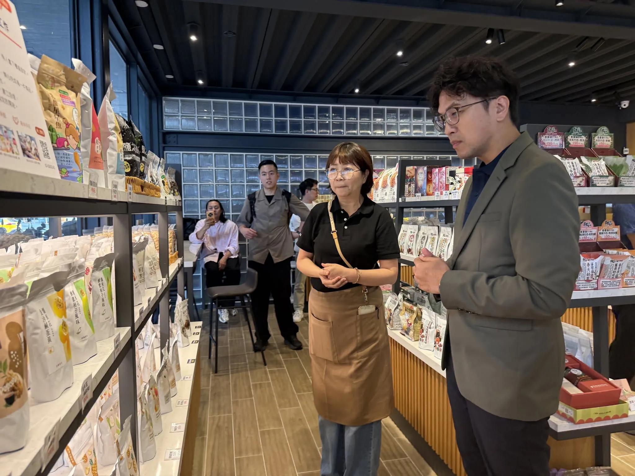 沈伯洋無預警現身引騷動　庇護商店收「10萬元訂單」再曝1暖舉
