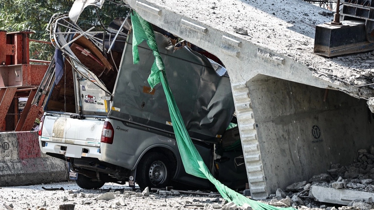 曼谷近郊龍仔厝省公路高架橋工程發生起重機倒塌慘劇。（翻攝自https://www.thairath.co.th/）