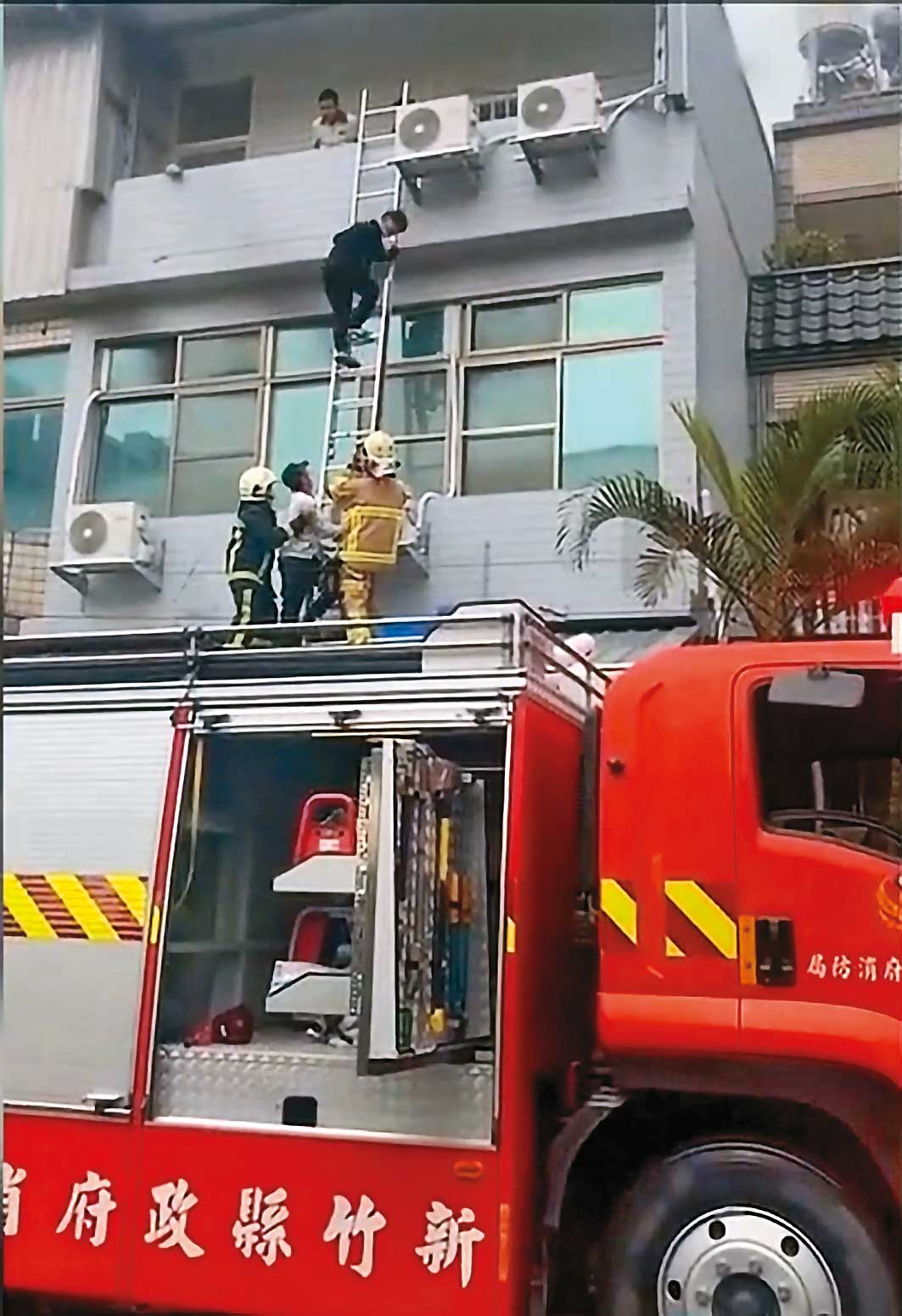 火災發生後,多位越南籍移工被消防隊救出。(讀者提供)