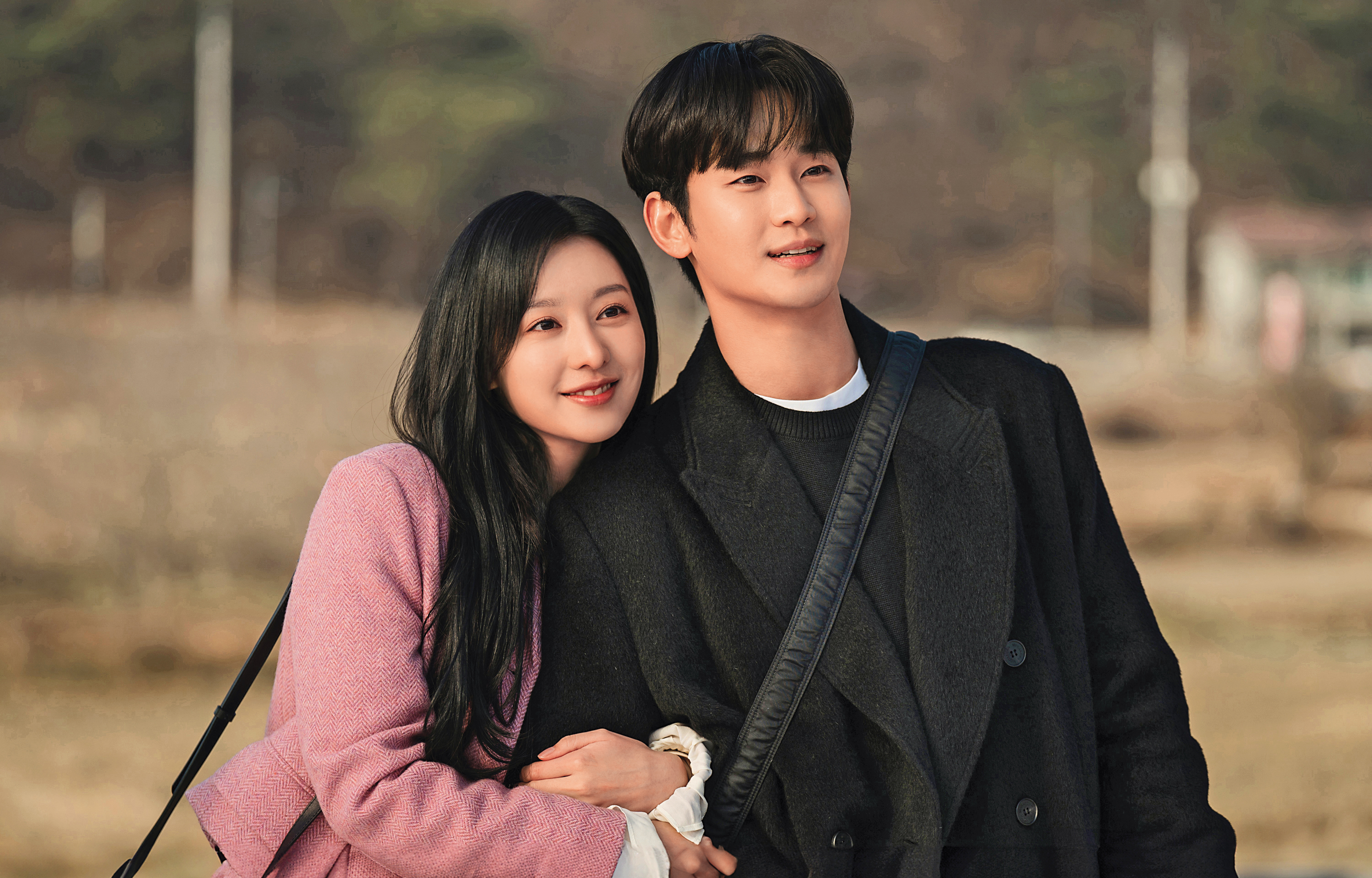 金智媛（左）與金秀賢（右）主演韓劇《淚之女王》透過Netflix在全球同步播映，引發熱烈迴響。（Netflix提供）