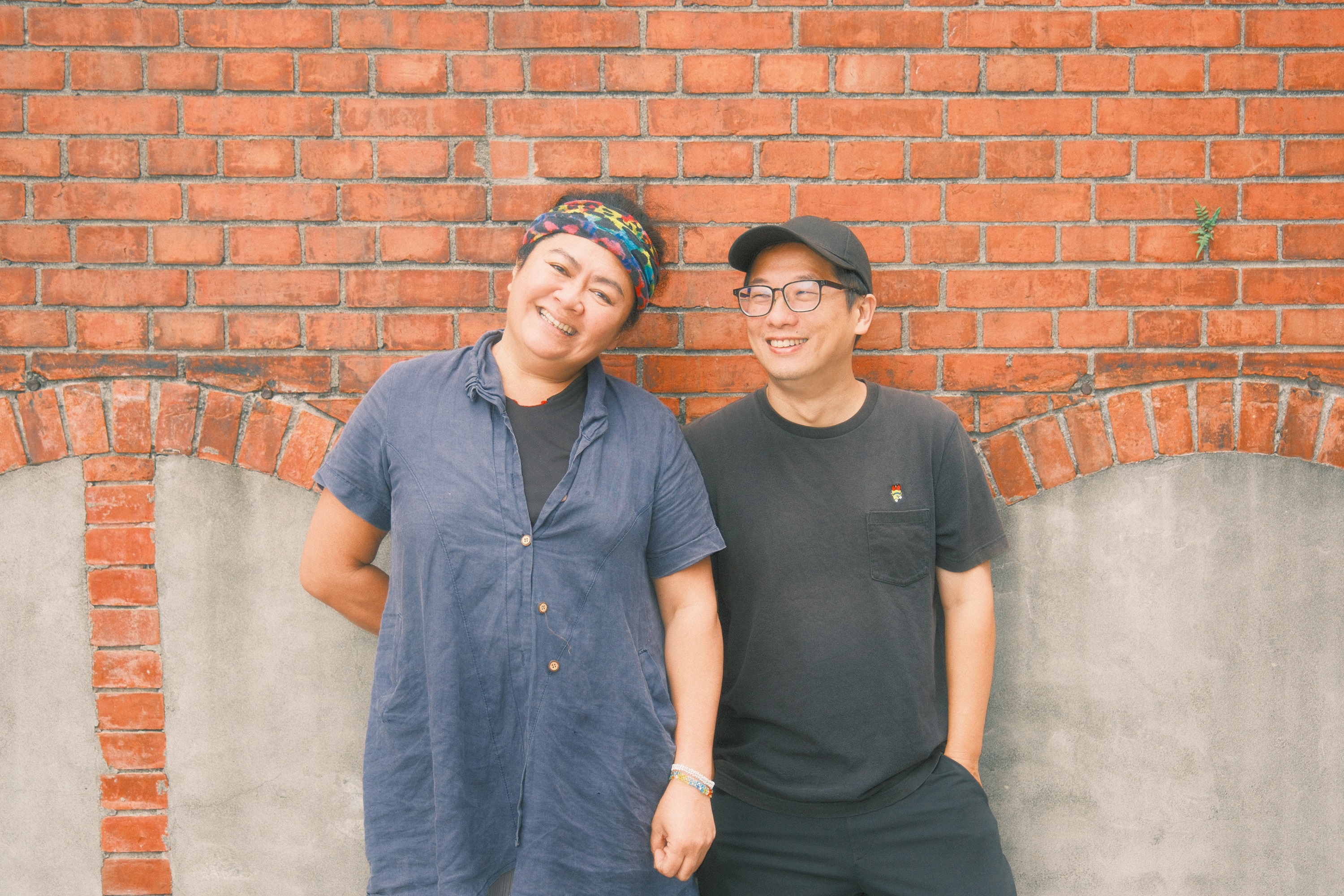 巴奈（左）與製作人柯智豪花費超過10年推出新專輯《夜婆》。（錦川音樂提供）