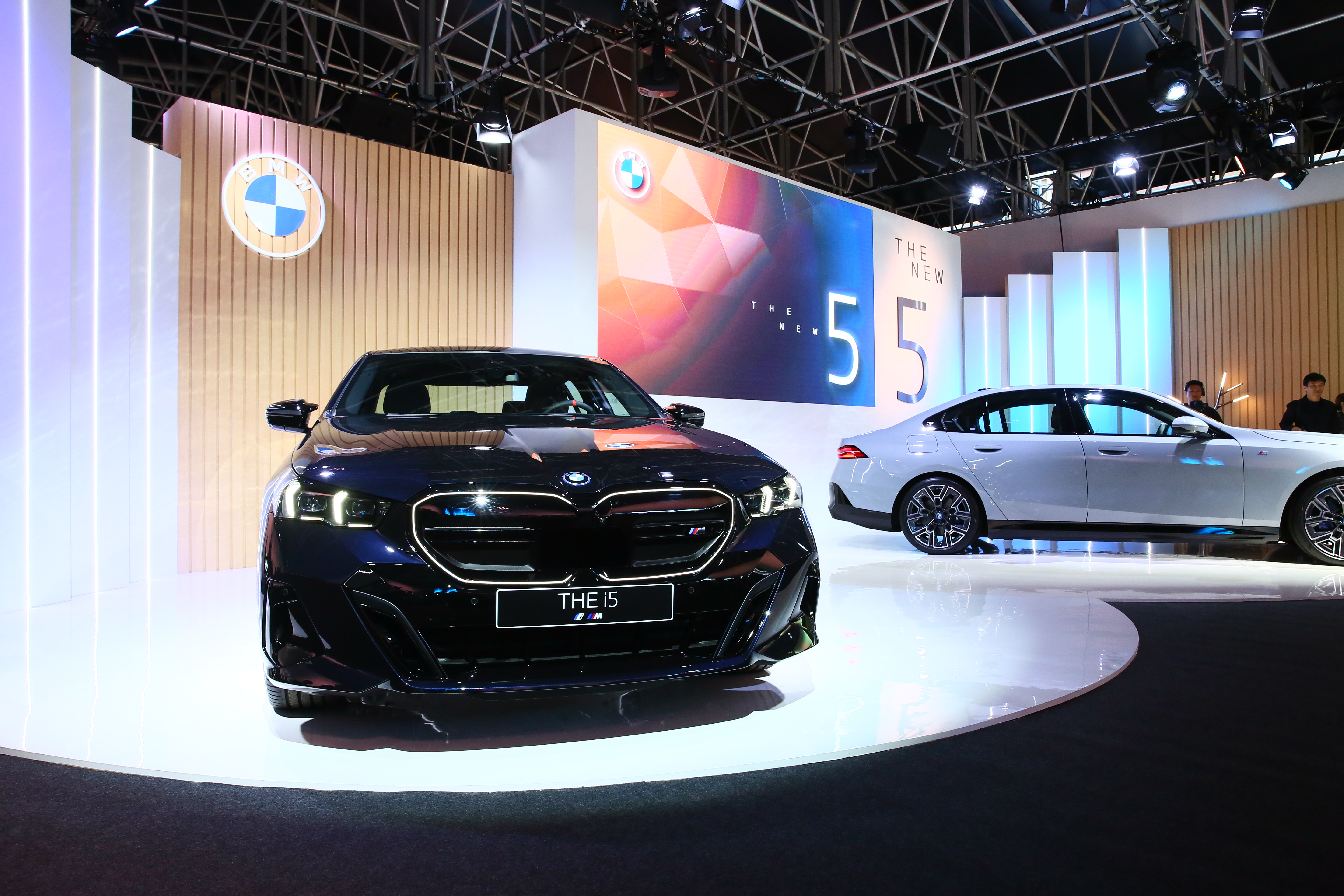 BMW的5系列率先登場,先由純電款的i5打頭陣。