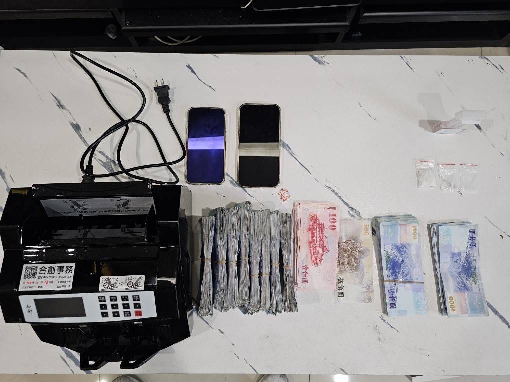 警方查獲毒品愷他命4.68克、作案用工作機8支、點鈔機1台。(翻攝畫面)