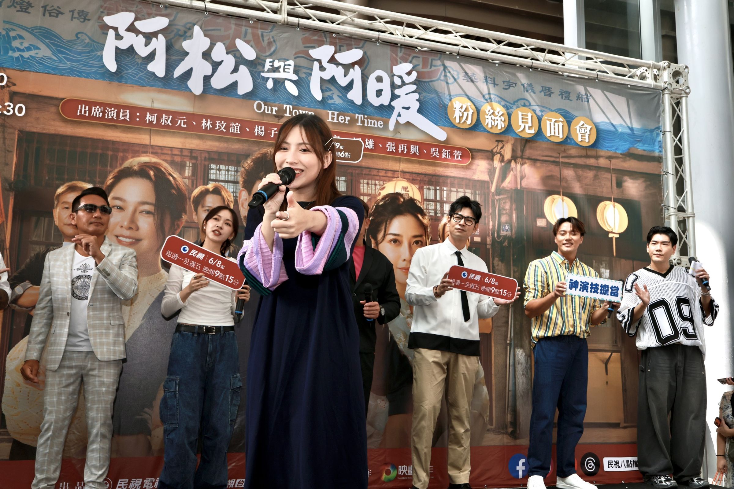 神秘嘉賓陳佩賢驚喜現身獻唱主題曲〈抱緊緊〉。民視