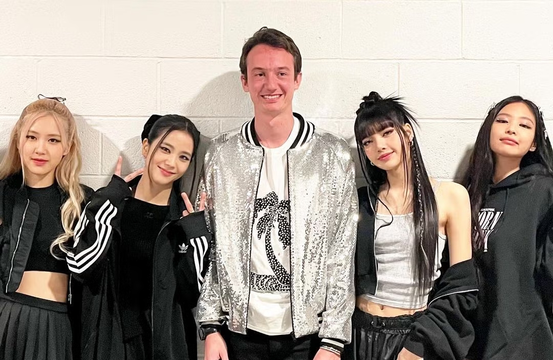 BLACKPINK成員LISA（右2）與LVMH集團三公子Frédéric Arnault的戀愛傳聞從這張2022年後台合照開始。（翻攝Frédéric Arnault INS）