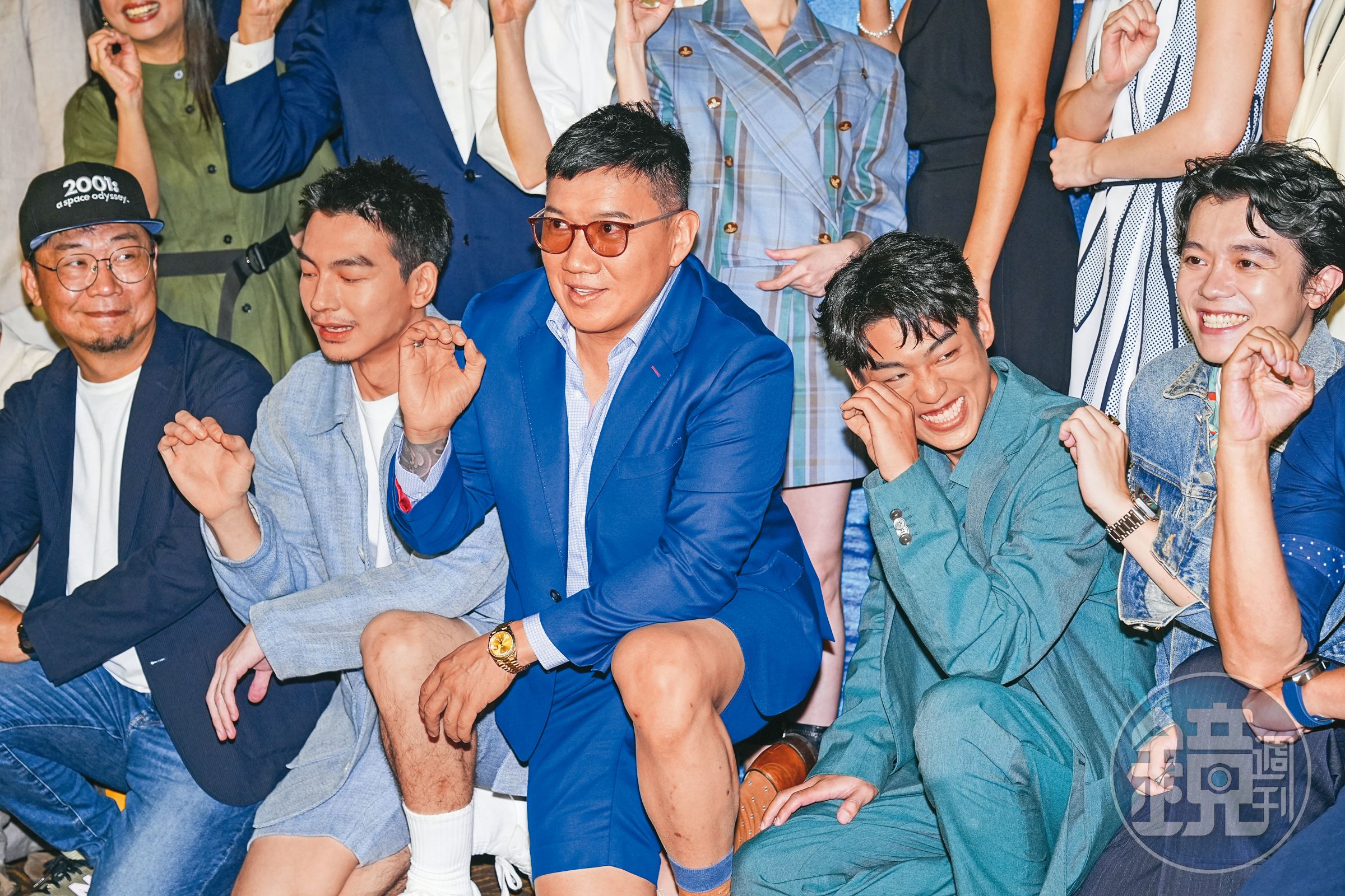 杜汶澤(中)和《零日攻擊》演員群一起比出0手勢,謝章穎(右)你是在笑什麼呢?(明知故問)