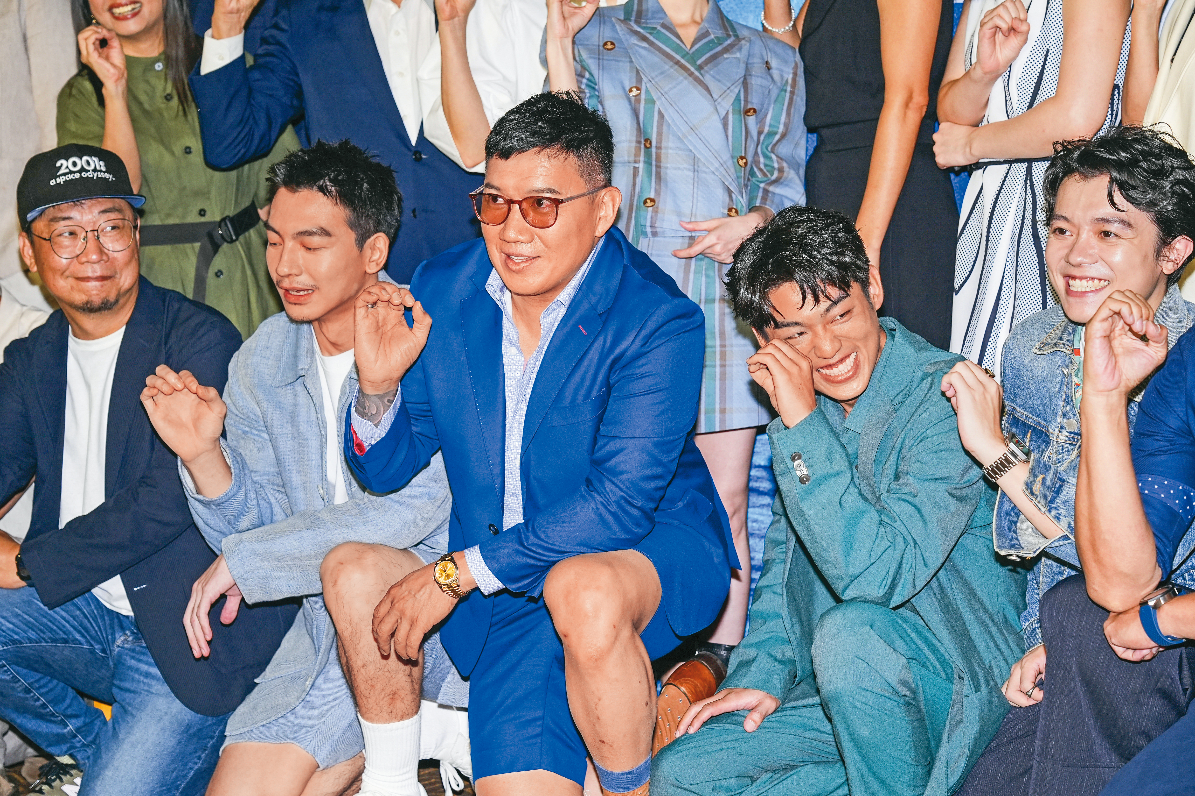 杜汶澤（中）和《零日攻擊》演員群一起比出0手勢，謝章穎（右）你是在笑什麼呢？（明知故問）