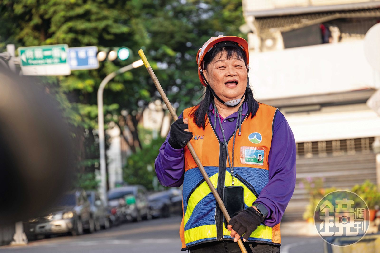 他們為台灣淨身2/颱風天家門前淹水仍執意出勤 她當清潔員養大三小孩拚到顏面失調