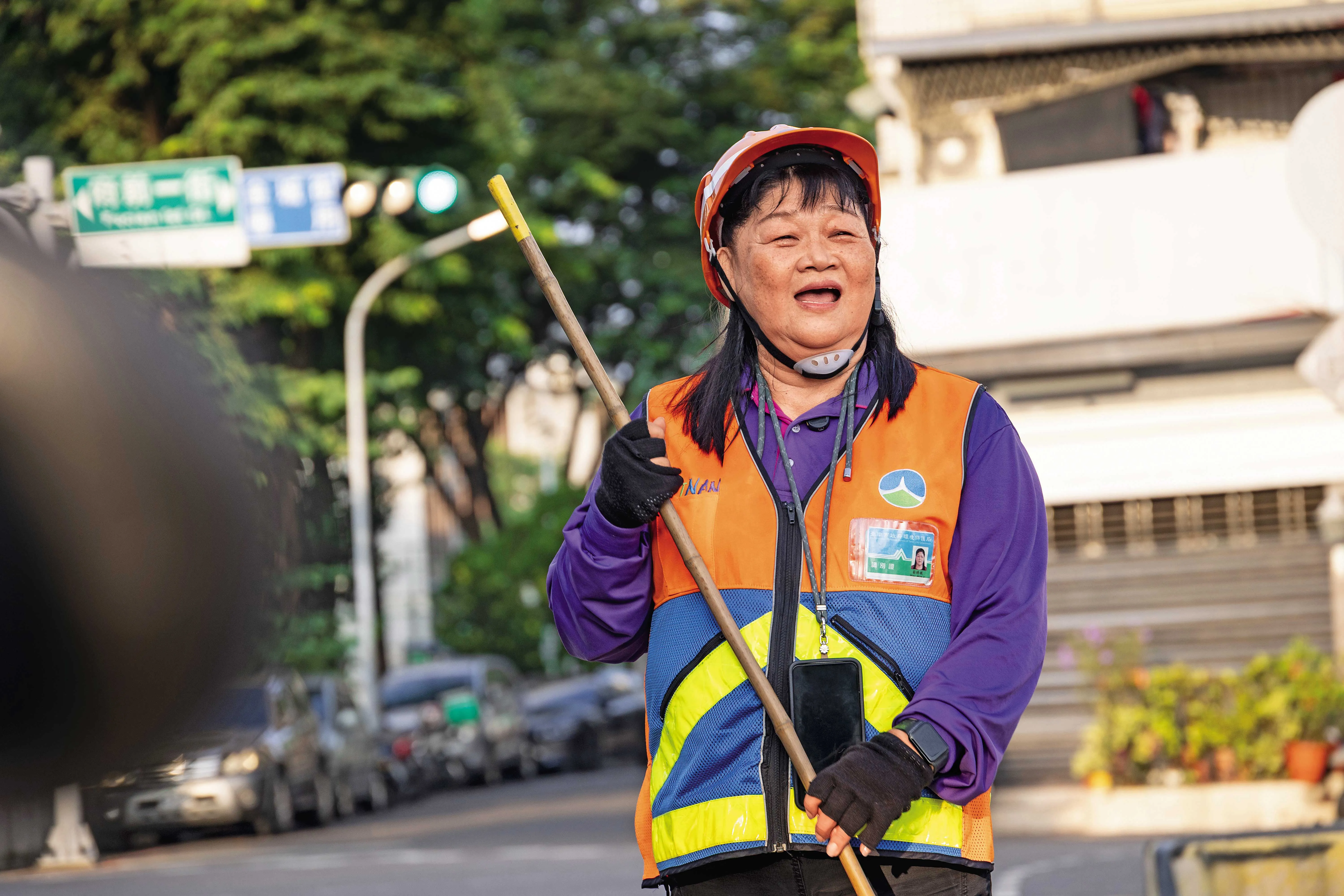 他們為台灣淨身2／颱風天家門前淹水仍執意出勤　她當清潔員養大三小孩拚到顏面失調