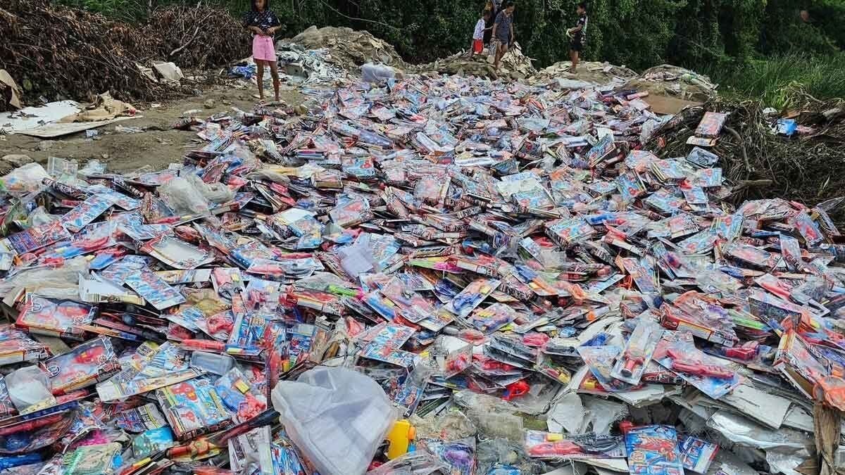 大批全新兒童玩具被人棄置於當地寺廟後方，引發民眾搶領熱潮。（翻攝自KhaoSod）