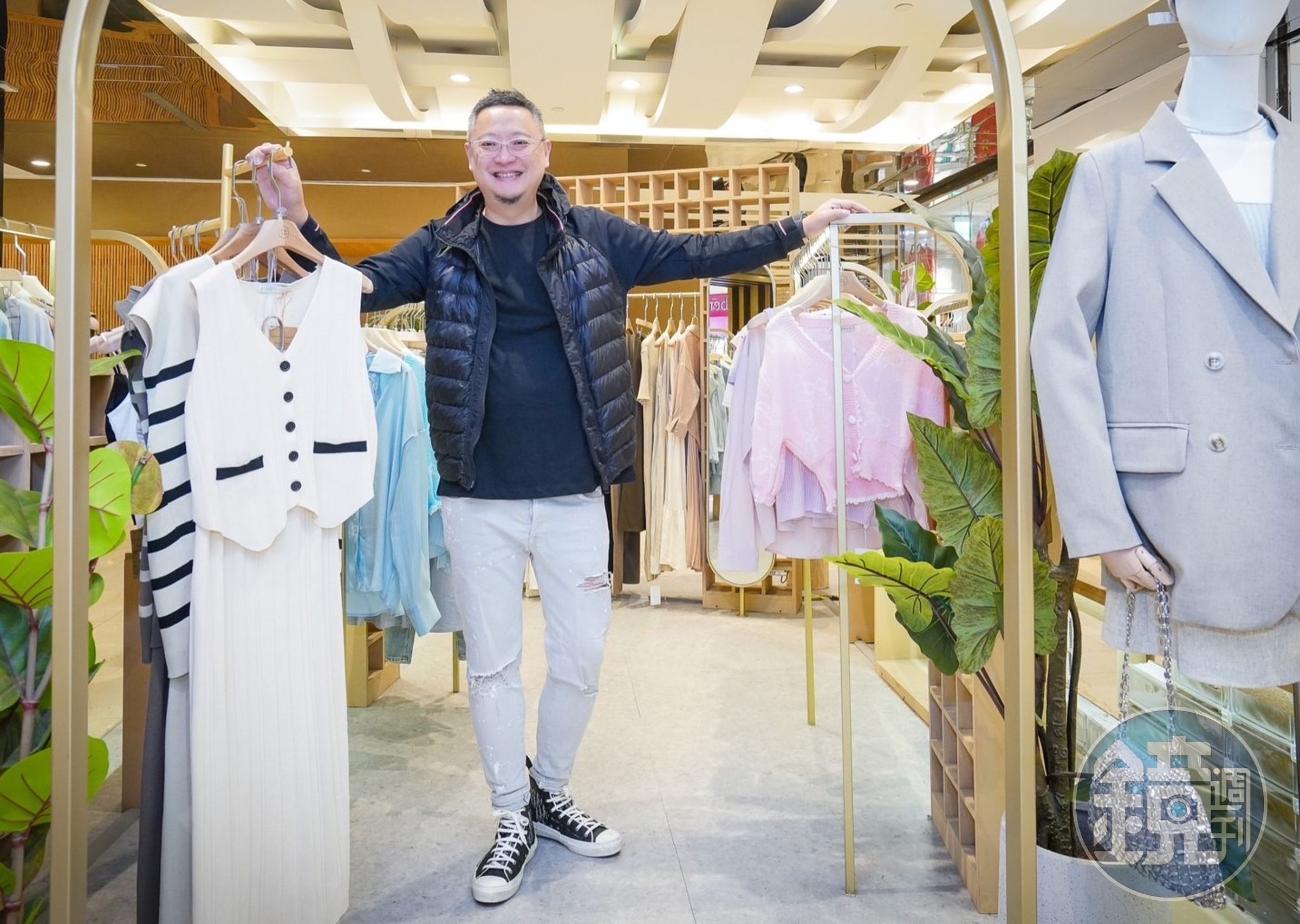 韓系服飾冉冉靠精準採購及合理價格受小資女歡迎,5年內進駐20家百貨櫃位。創辦人楊智淵在業界以靈活著稱,帶領公司熬過疫情,去年營收上看兩億元。