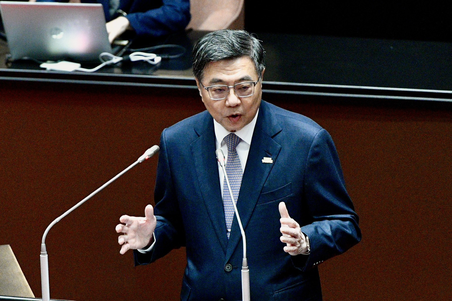 行政院最快2日拍板調整軍公教待遇。圖為行政院長卓榮泰。（鏡報李智為）