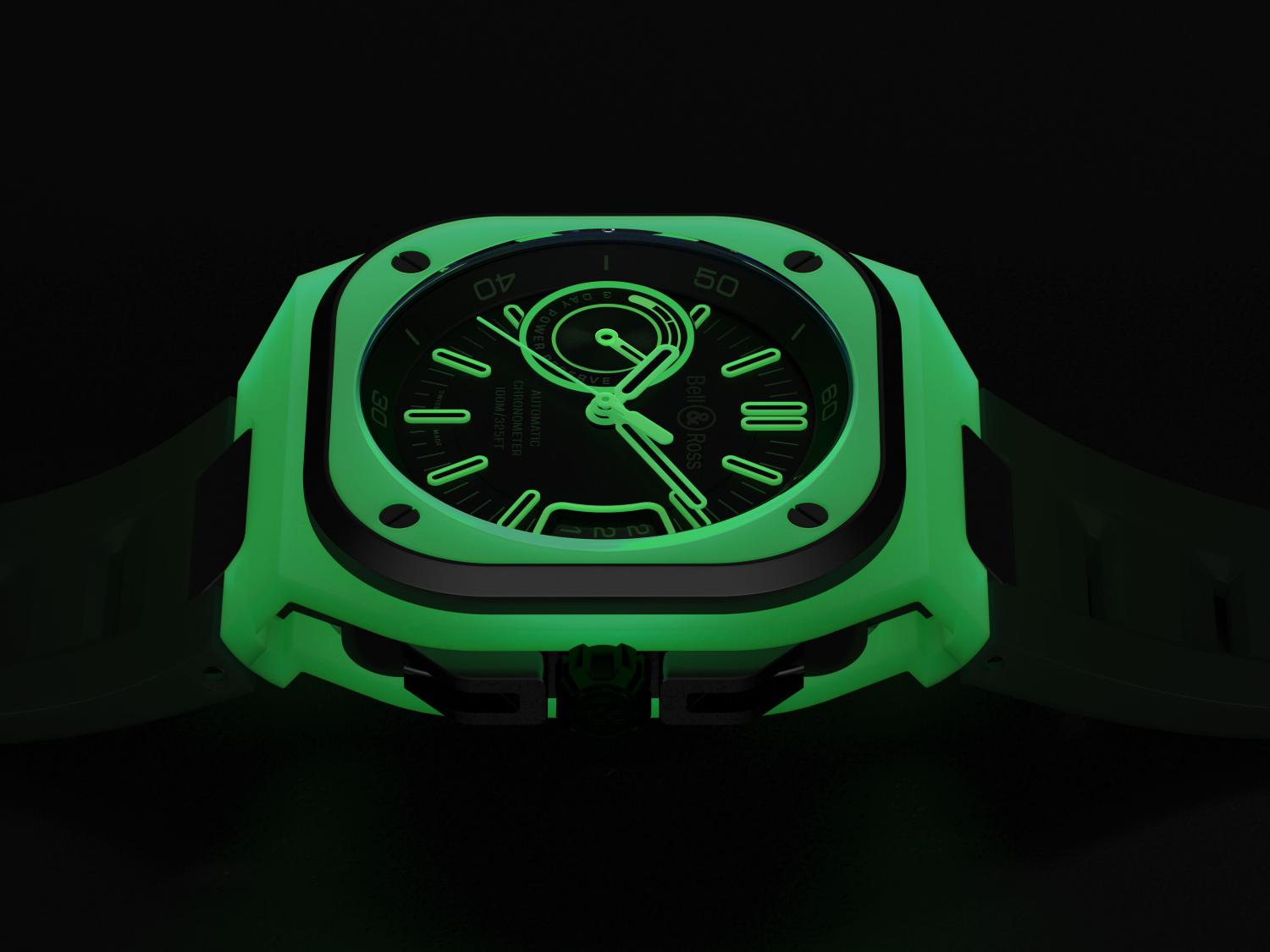 BELL & ROSS發表全新BR-X5 Green Lum，錶殼由石英纖維所製作，在黑暗處會整個發出螢綠光芒。功能：時、分、秒指示；動力儲存指示；日期顯示；機芯：自動上鏈機芯；定價：約NT$439,000。
