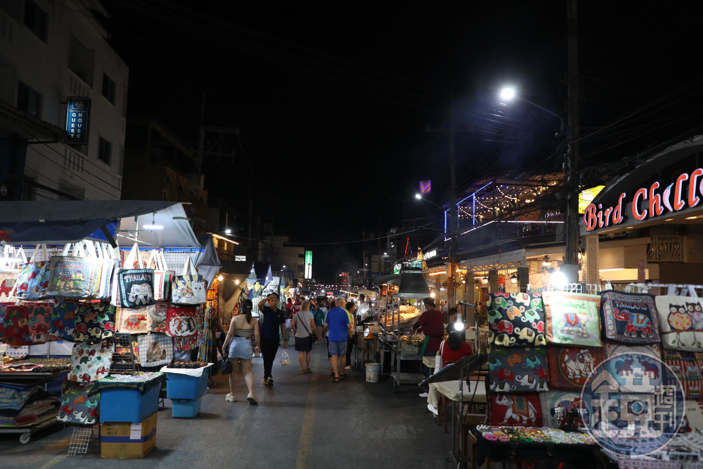 夜市範圍非常大，各種商品應有盡有。