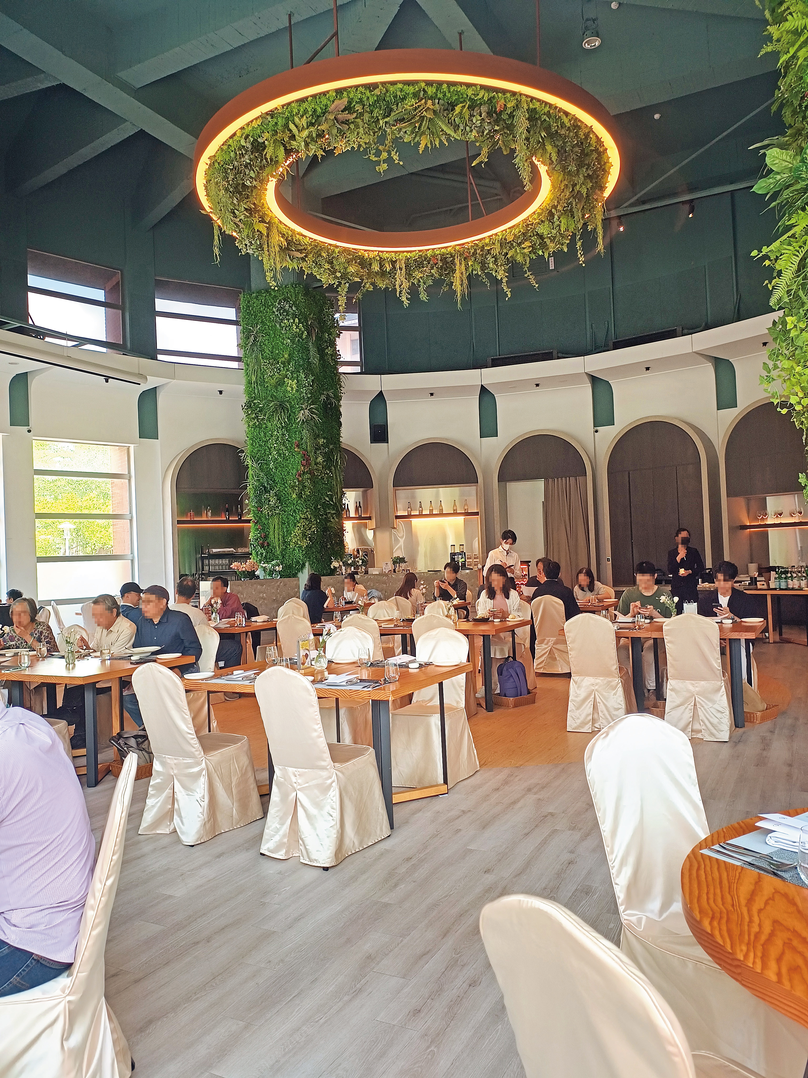 MD餐廳位在台大明達館內,其中密宴AIT的「花園廳」包廂挑高九米、有大片玻璃窗,平日是方桌擺設。