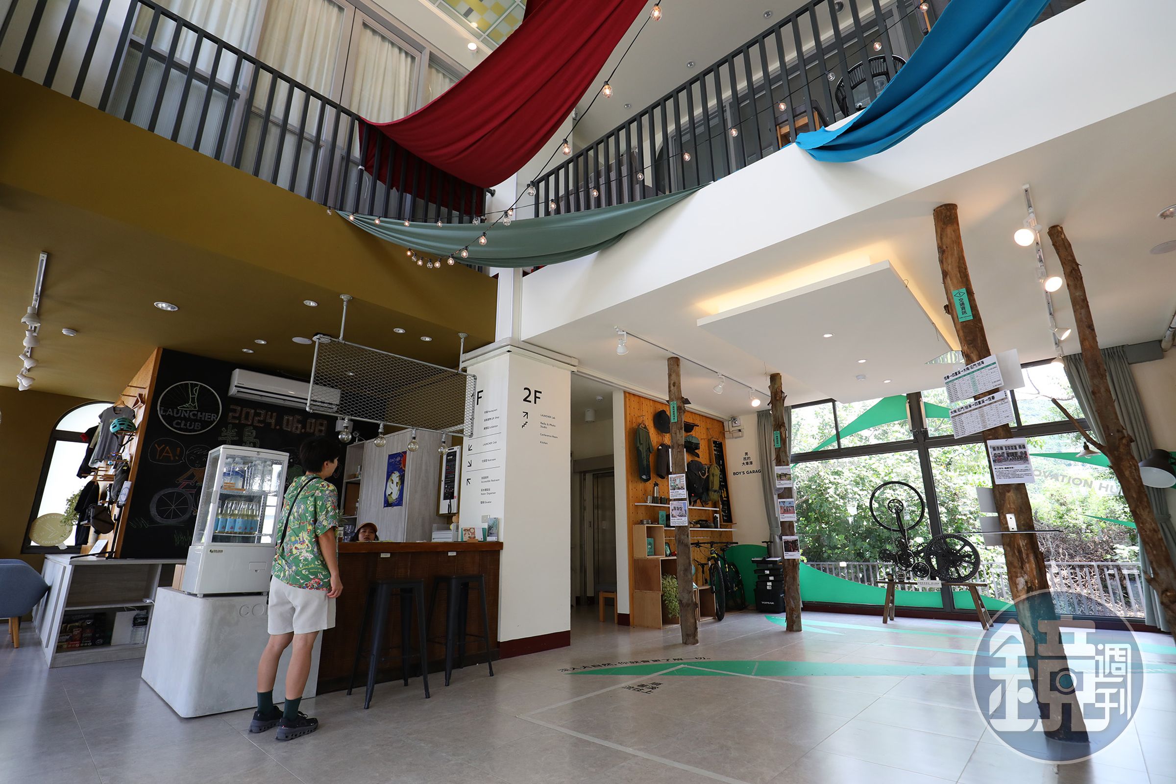 「四重溪—屏東靑年旅創基地」，是結合單車、餐飲、工作坊與展覽的旅遊服務中心。