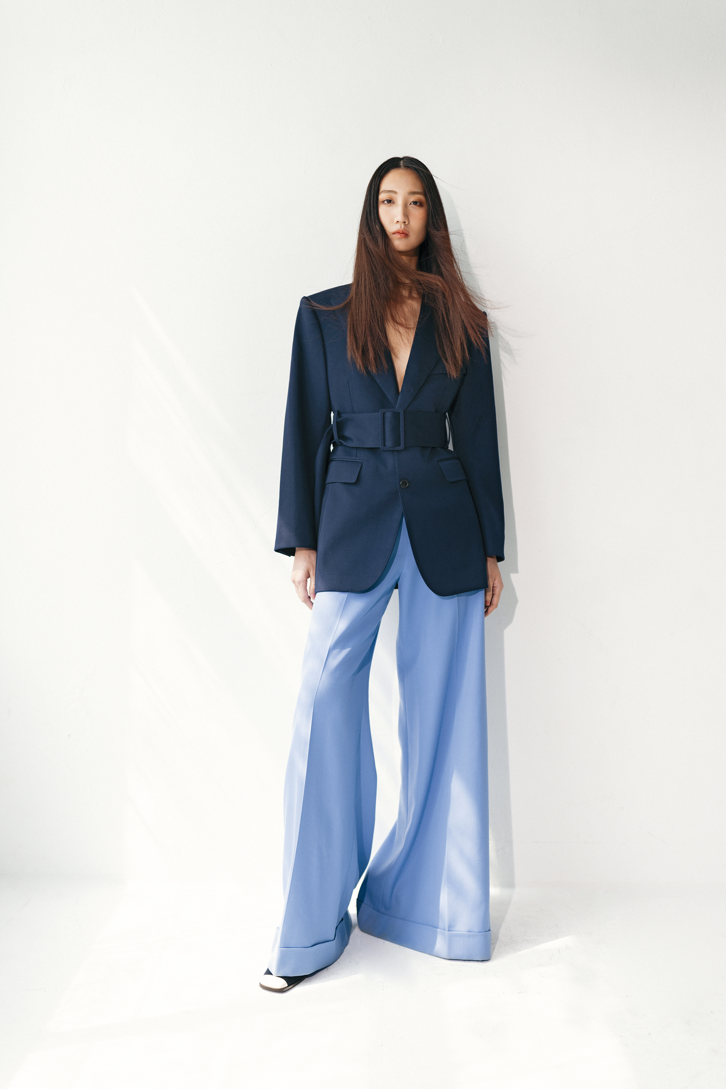 COLONNE夾克 NT$125,000，DOCKS長褲 NT$59,000 all by CELINE。