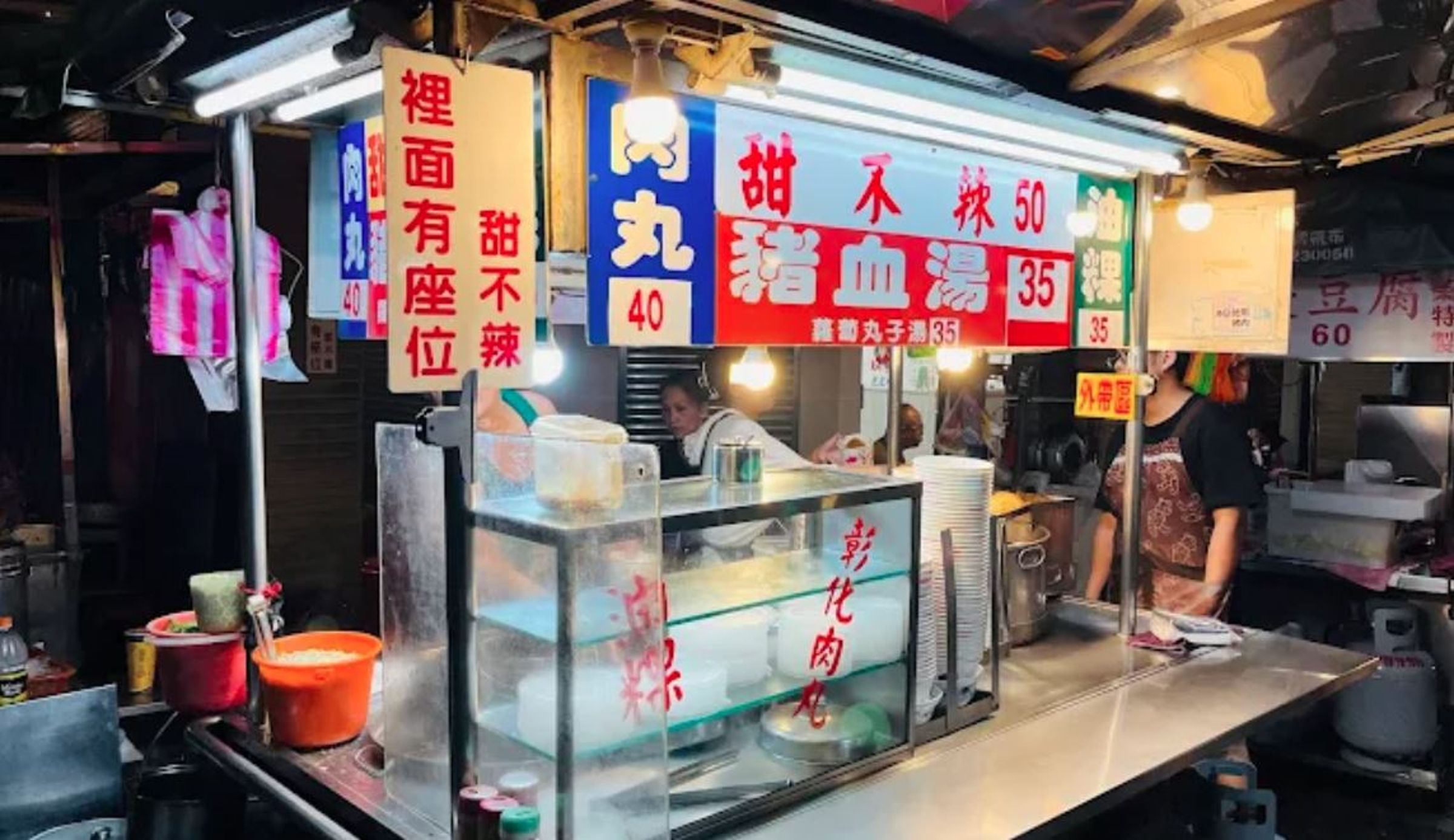 位於士林華榮市場口的甜不辣攤在地飄香50年,去年經歷老闆驟逝由家屬接手,如今又傳出歇業消息。(翻攝Google Maps)