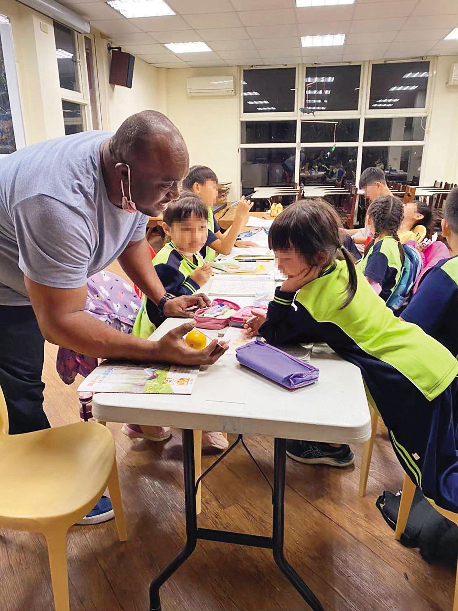 鄉裡一半的學生下課後,會到社區發展協會課輔跟習琴。到提琴村習琴的外國人,也利用空閒時間為小朋友做課輔。(吳倚豪提供)