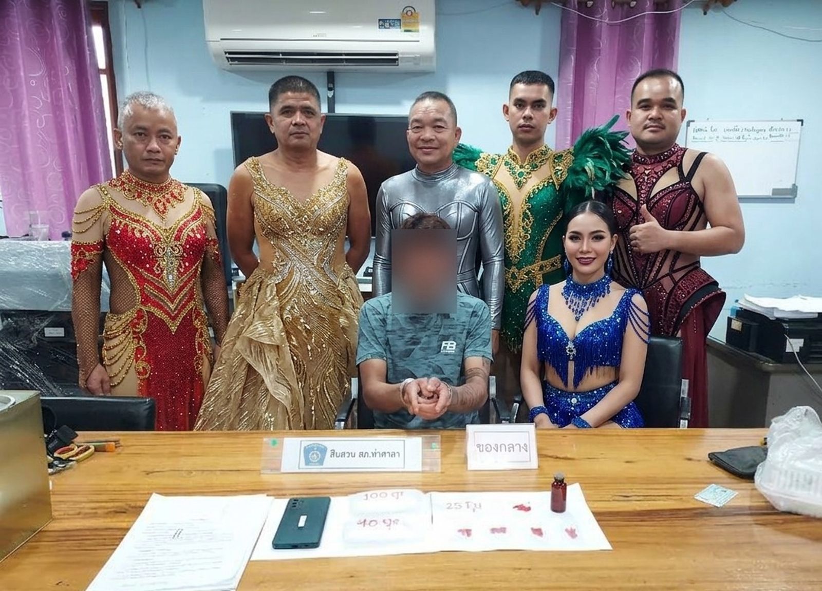 治裝費沒白花!5男警自費「反串辣妹舞團」抓毒販 排排站逮捕照瘋傳