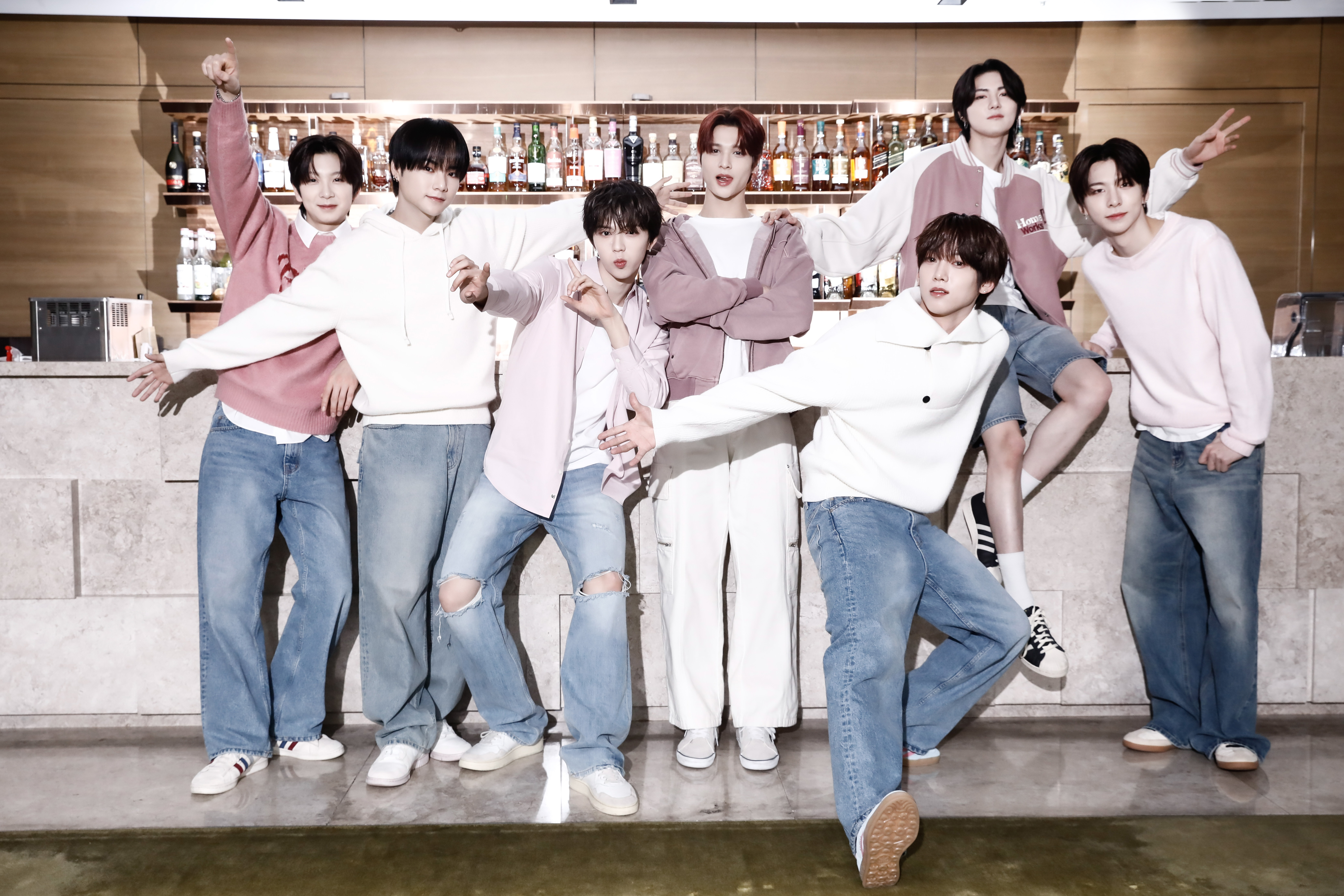 AMPERS&ONE首次訪台展現滿滿青春氣息。成員左至右： KYRELL、SIYUN、BRIAN、MACKIAH、KAMDEN、SEUNGMO、JIHO。