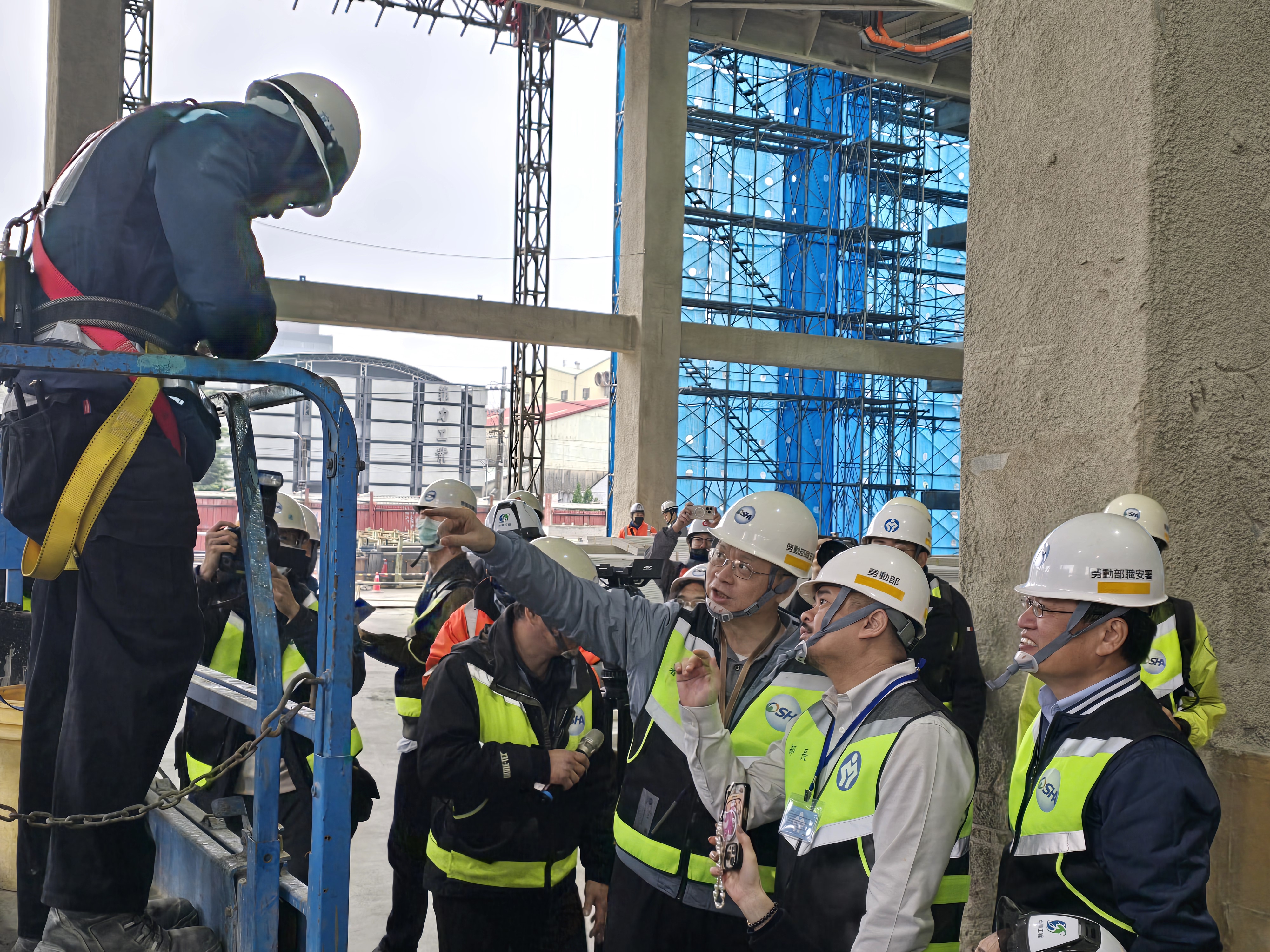 勞動部長洪申翰提醒高空工作車作業勞工應確實使用背負式安全帶。(勞動部提供)