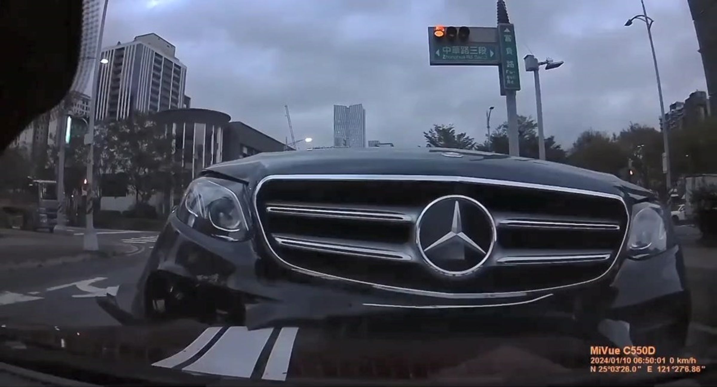 賓士車先是撞翻了兩輛機車,接著「騎」上對向汽車的車頭,令該名受害車主相當傻眼。(翻攝爆料公社)