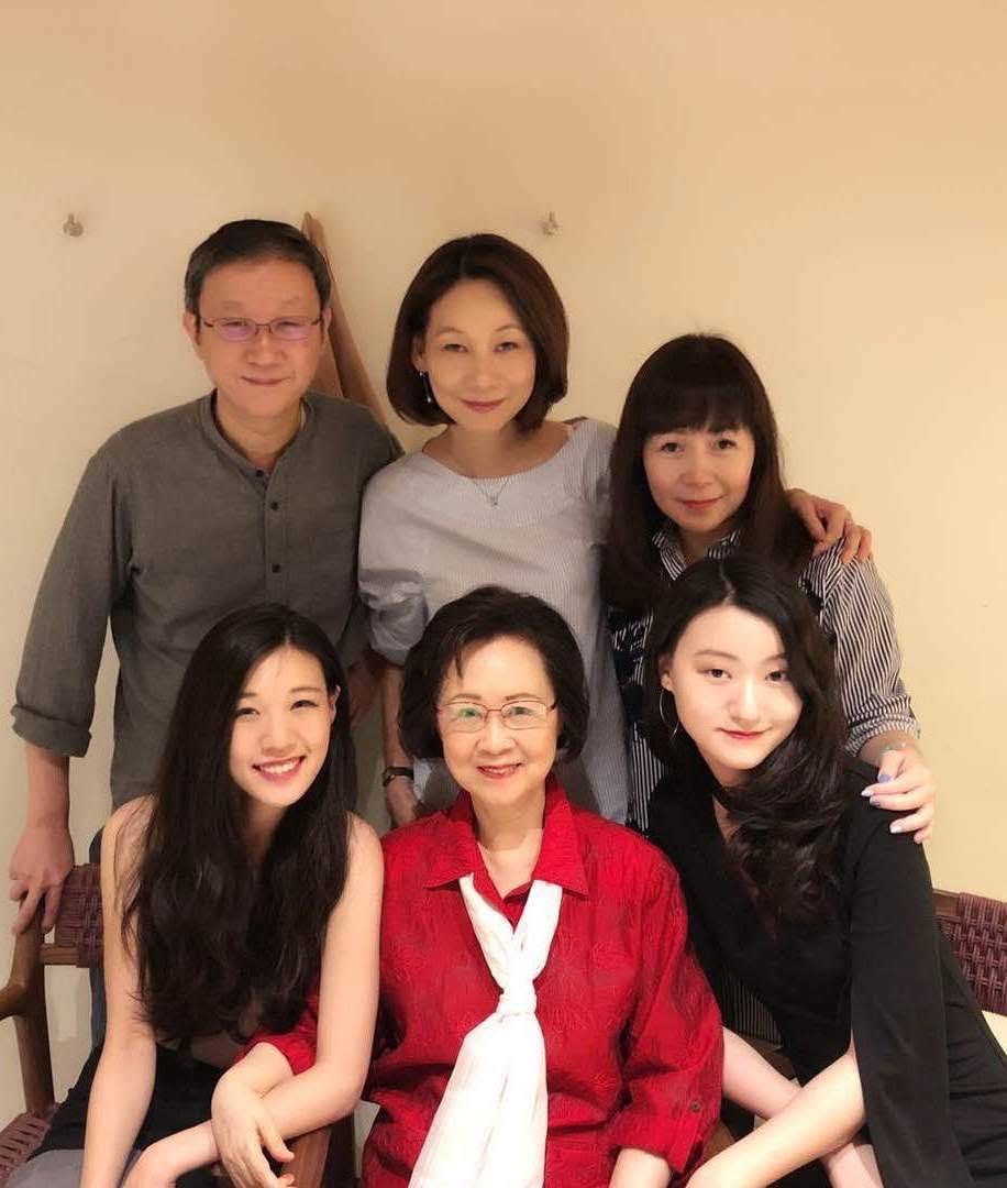 知名小說家瓊瑤今在最愛的家人陪伴下走完人生最後一程。(臉書)