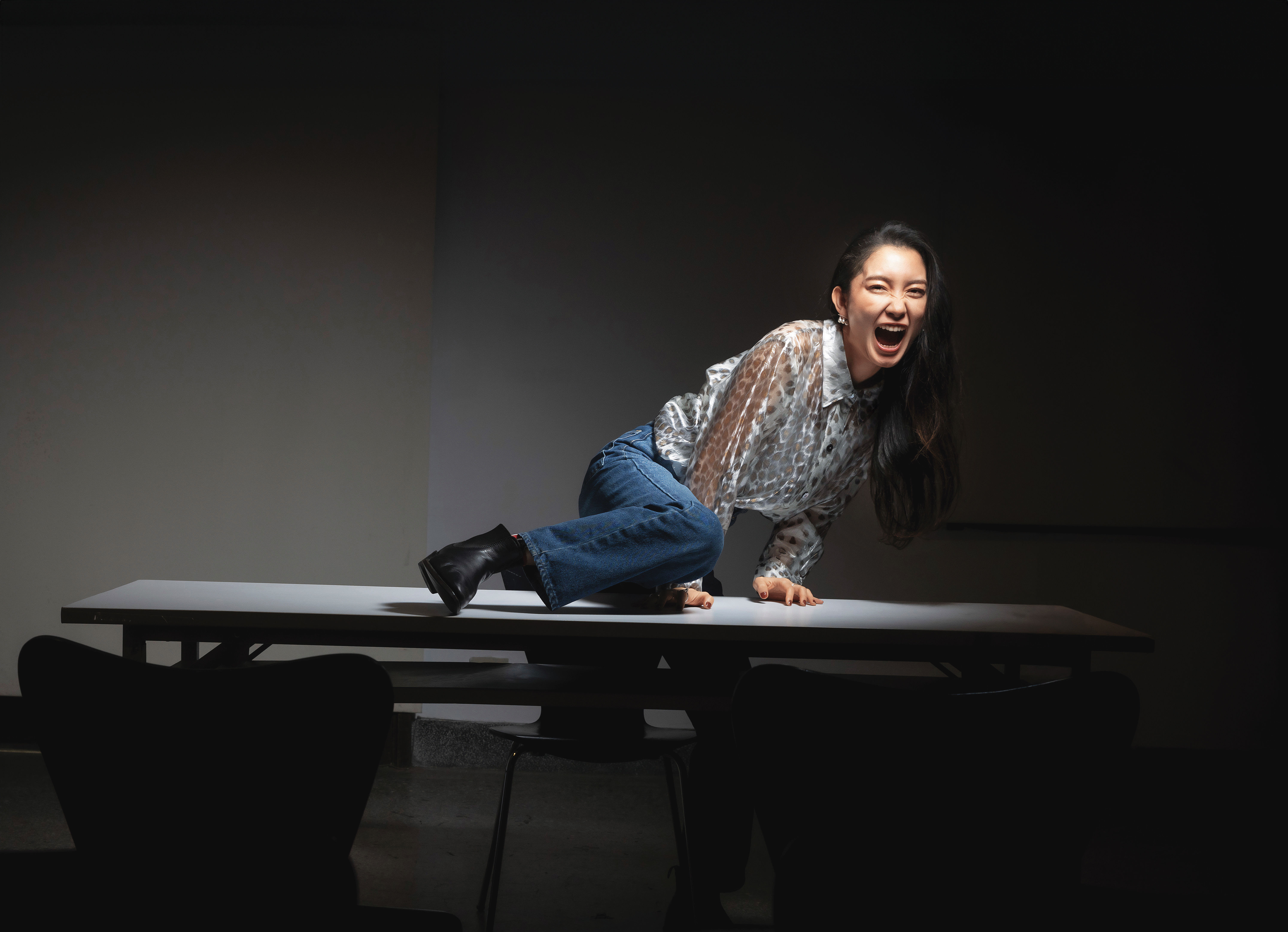 我們請伊藤詩織坐在桌前拍照，她卻爬上桌子，展現各種很chill的樣貌。