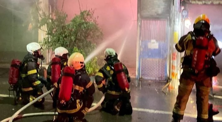 台東市日前一處鐵皮屋分租民宅傳出火警，如今發現事故原因恐為人為縱火。（翻攝畫面）