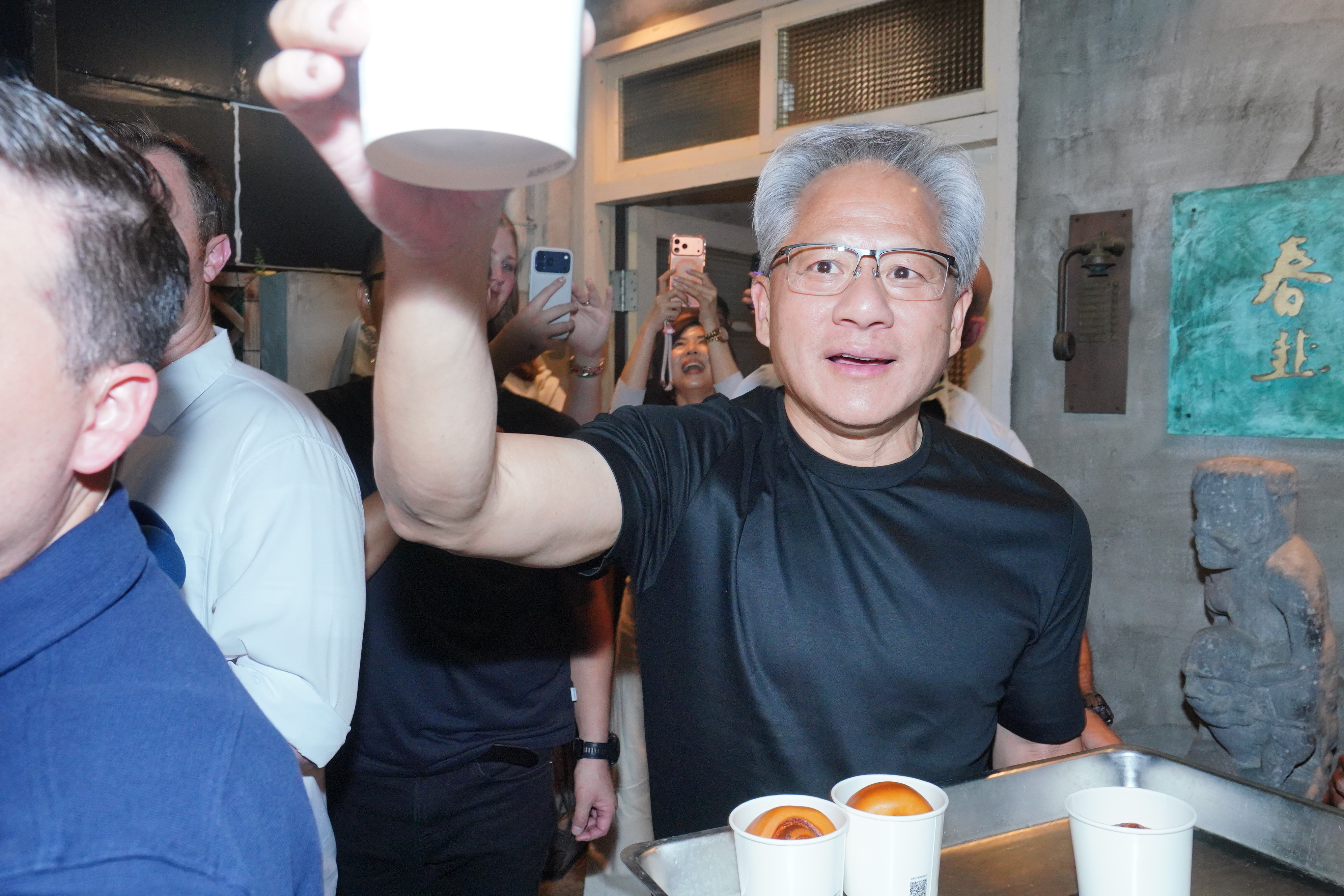 黃仁勳再度來台,所到之處都大受台灣民眾歡迎,昨和家人在私廚溫馨聚會被民眾巧遇。