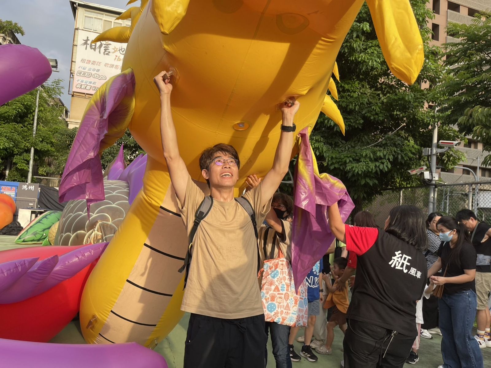 椅子會會員後台導覽體驗扛雙頭龍。（紙風車劇團提供）