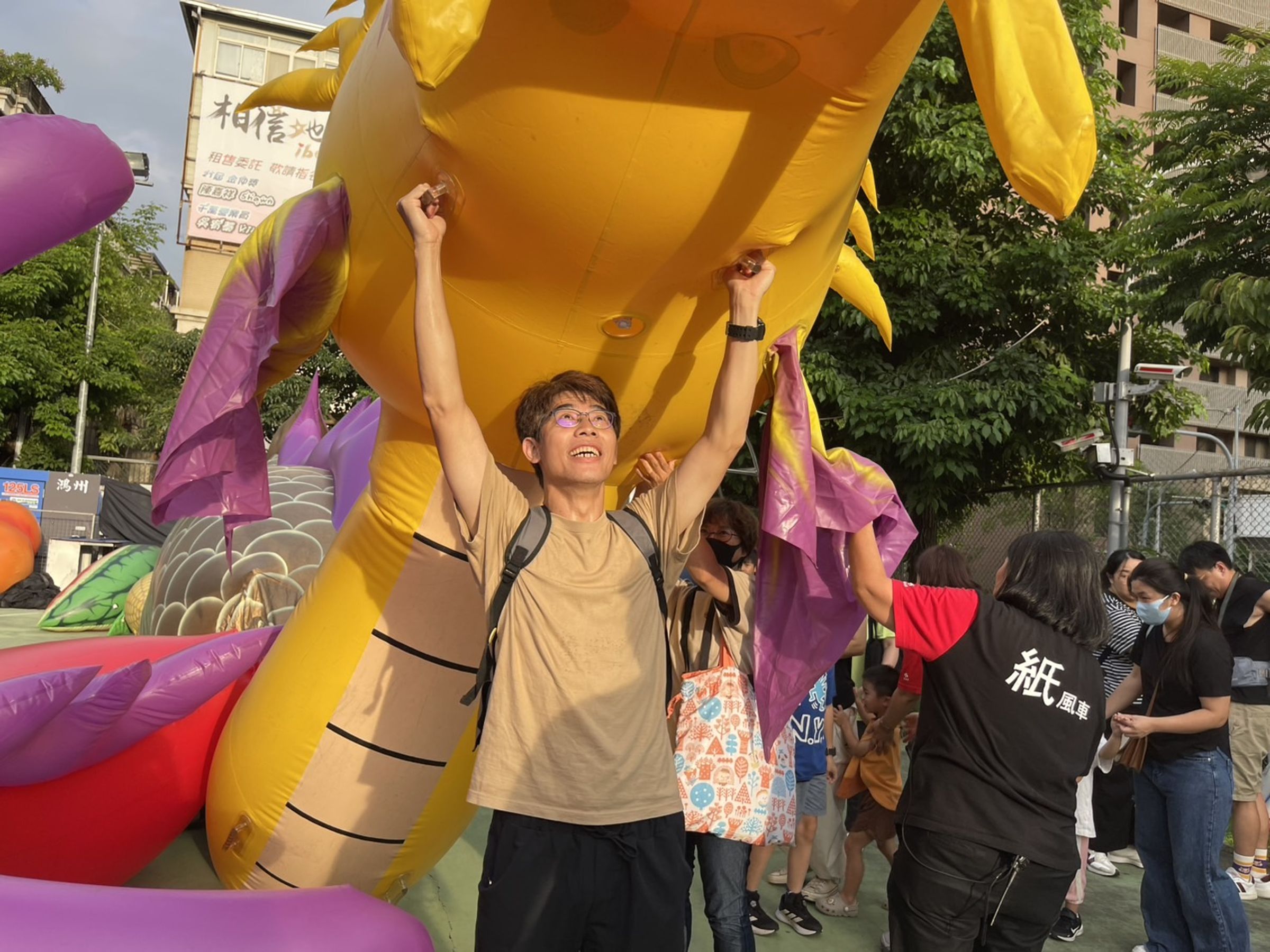椅子會會員後台導覽體驗扛雙頭龍。(紙風車劇團提供)