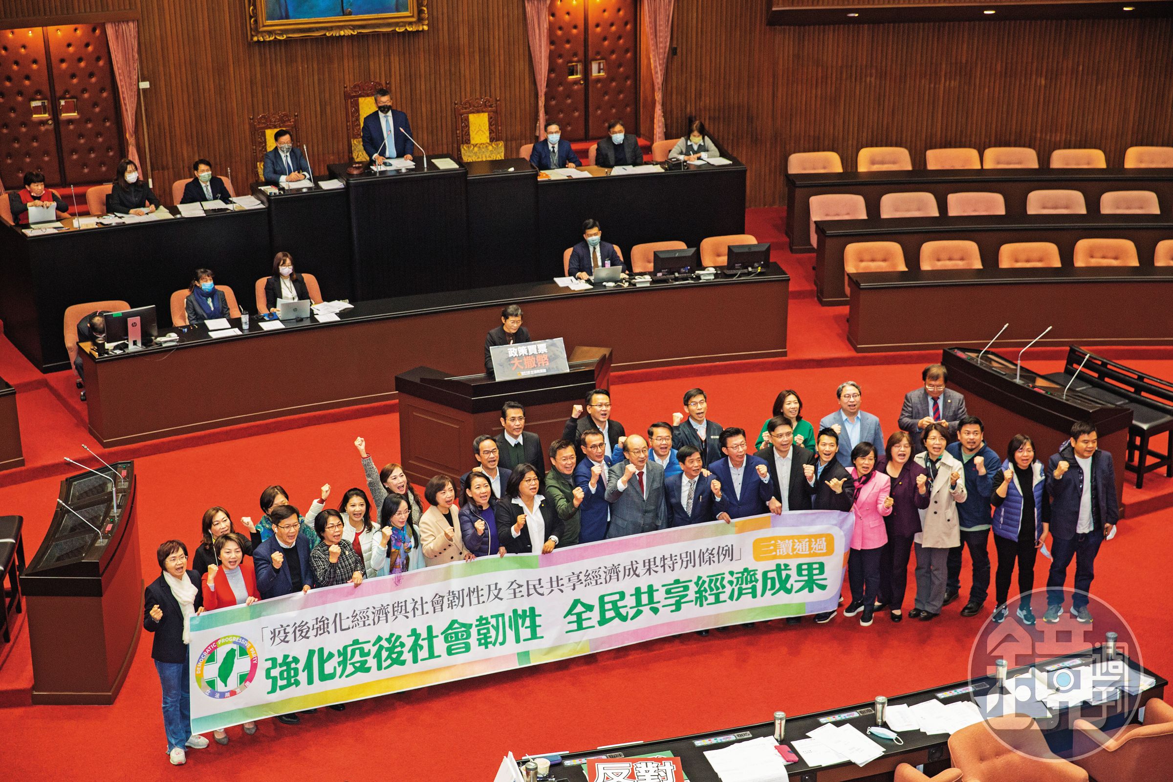 民進黨第十屆在國會過半,推動許多重大議案。