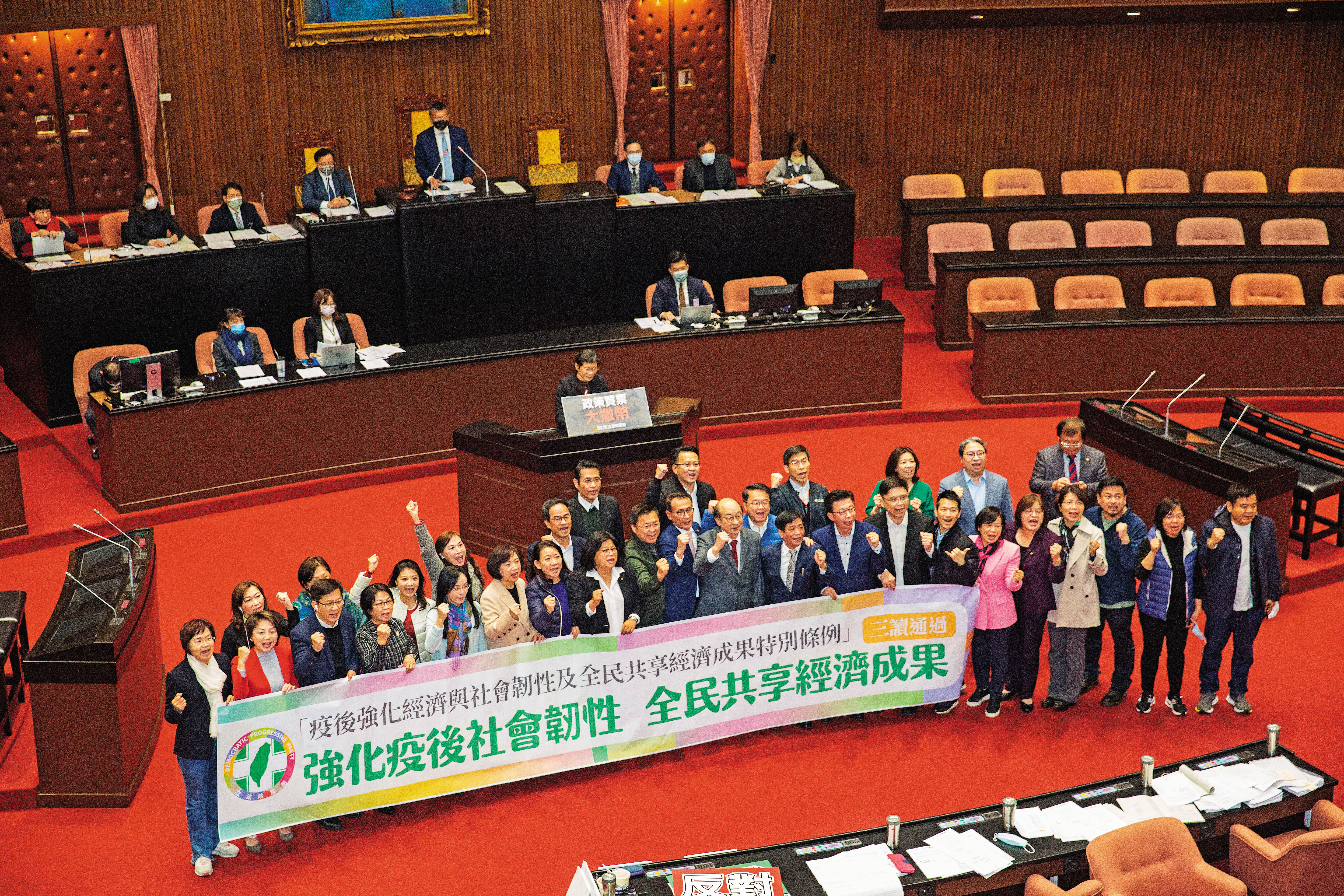 民進黨第十屆在國會過半,推動許多重大議案。