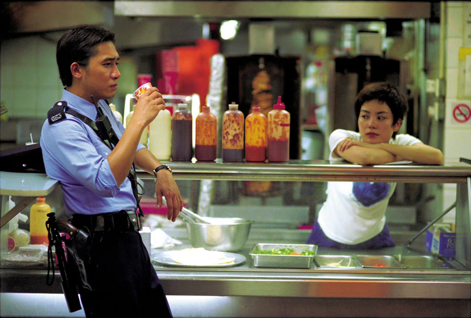 梁朝偉（左）在《重慶森林》演出警察633，王菲（右）則飾演小吃店店員阿菲。（翻攝微博）