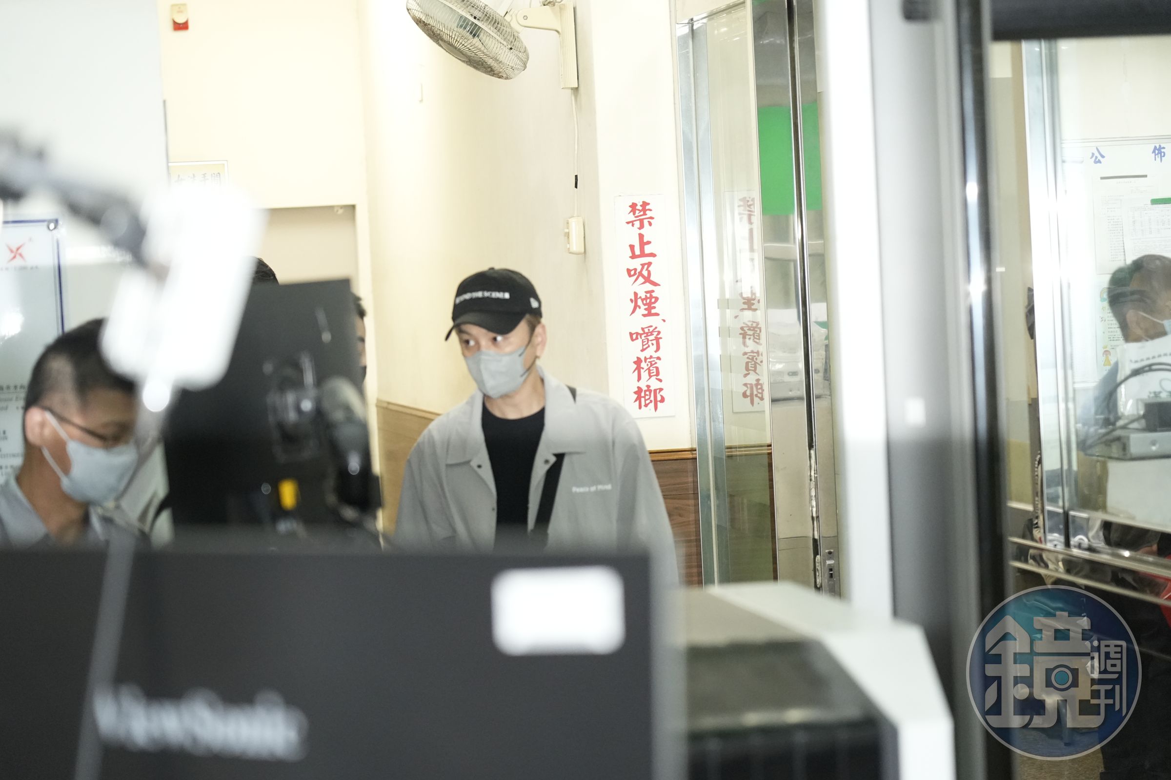 Energy書偉涉入閃兵案中,經過複訊後以50萬元交保。