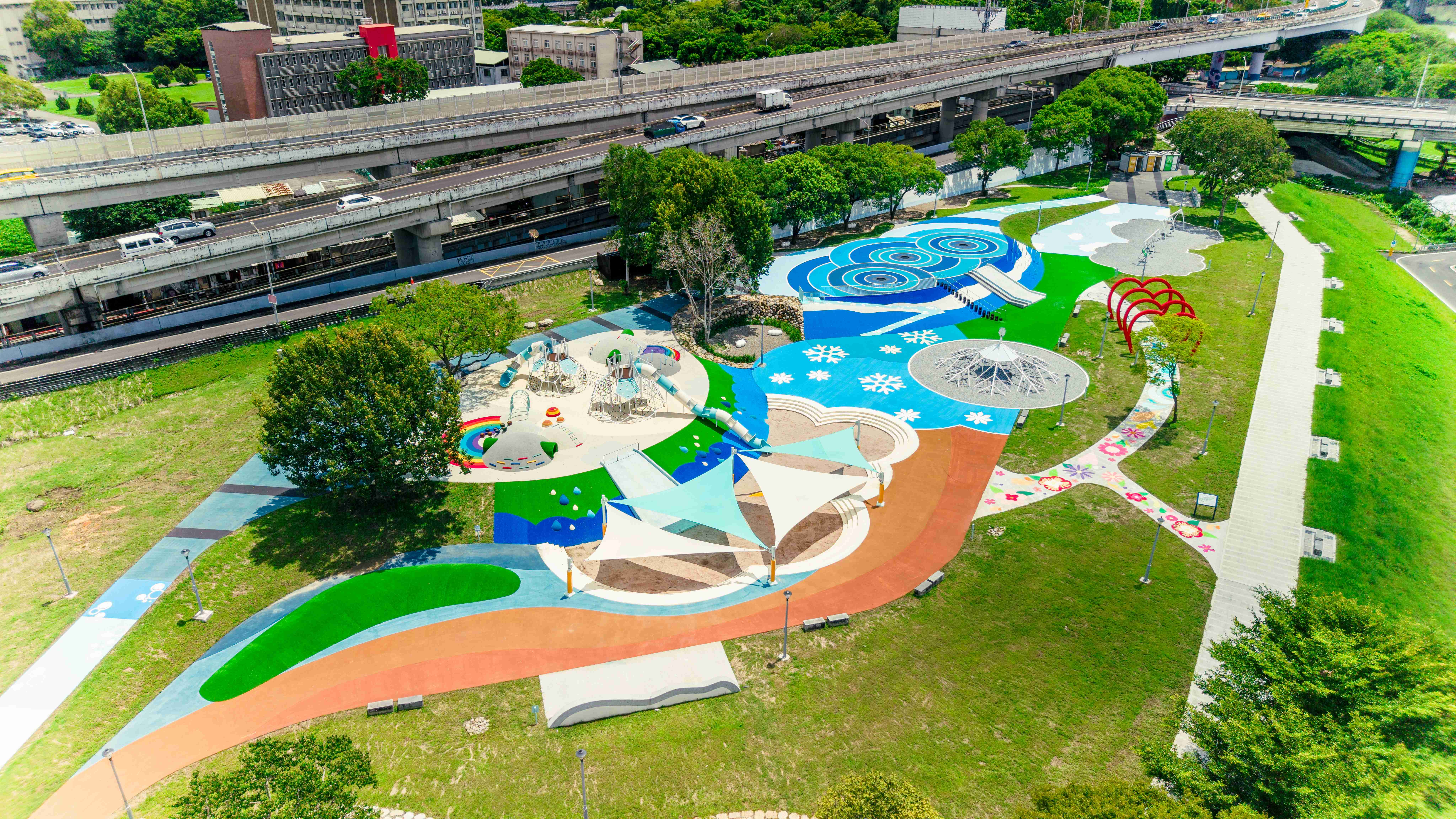 占地超過1200坪的「古亭河濱公園兒童遊戲場」已正式開放。(北市水利處提供)