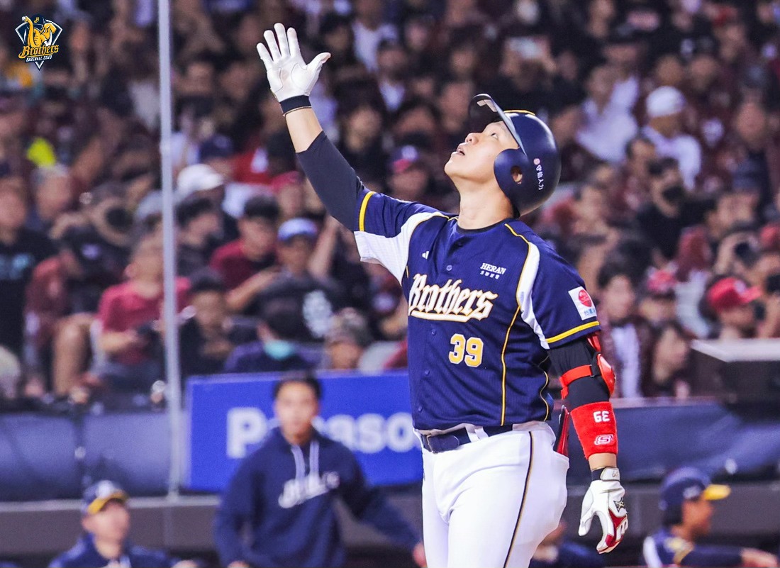 詹子賢昨在2局上開轟助隊得分，9局上一記深遠飛球卻遭判定為界外球，且因沒有轉播畫面，無法挑戰。（翻攝自臉書兄弟Fans Club）