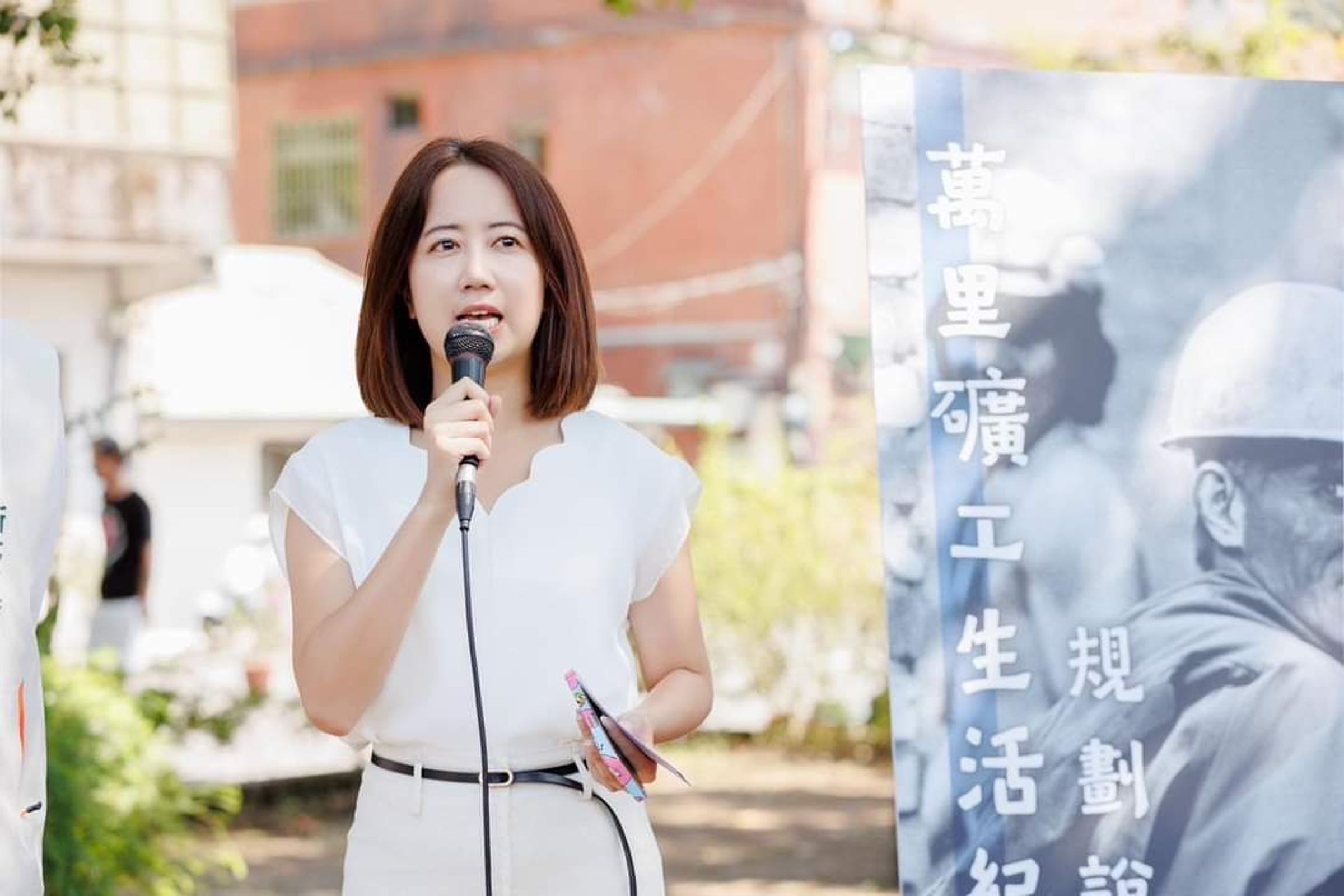 江怡臻批陳世凱的公車無法運營說是「危言聳聽」，遭戴瑋姍反擊不專業、搞不清楚狀況。（翻攝戴瑋姍臉書）