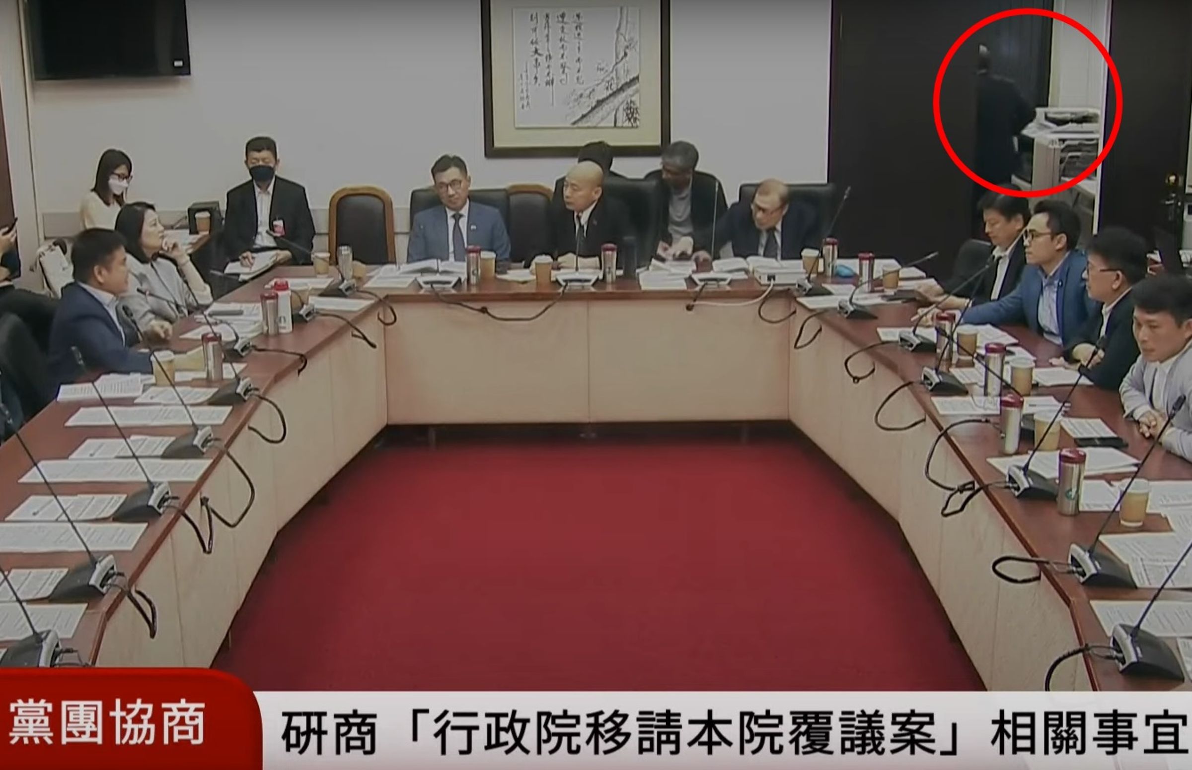 今天朝野協商過程中,莊瑞雄一度因發言順序與韓國瑜拍桌對嗆,期間柯建銘默默離席走出會議室門口點菸,畫面都被國會直播播送出去。(翻攝自國會頻道YT)